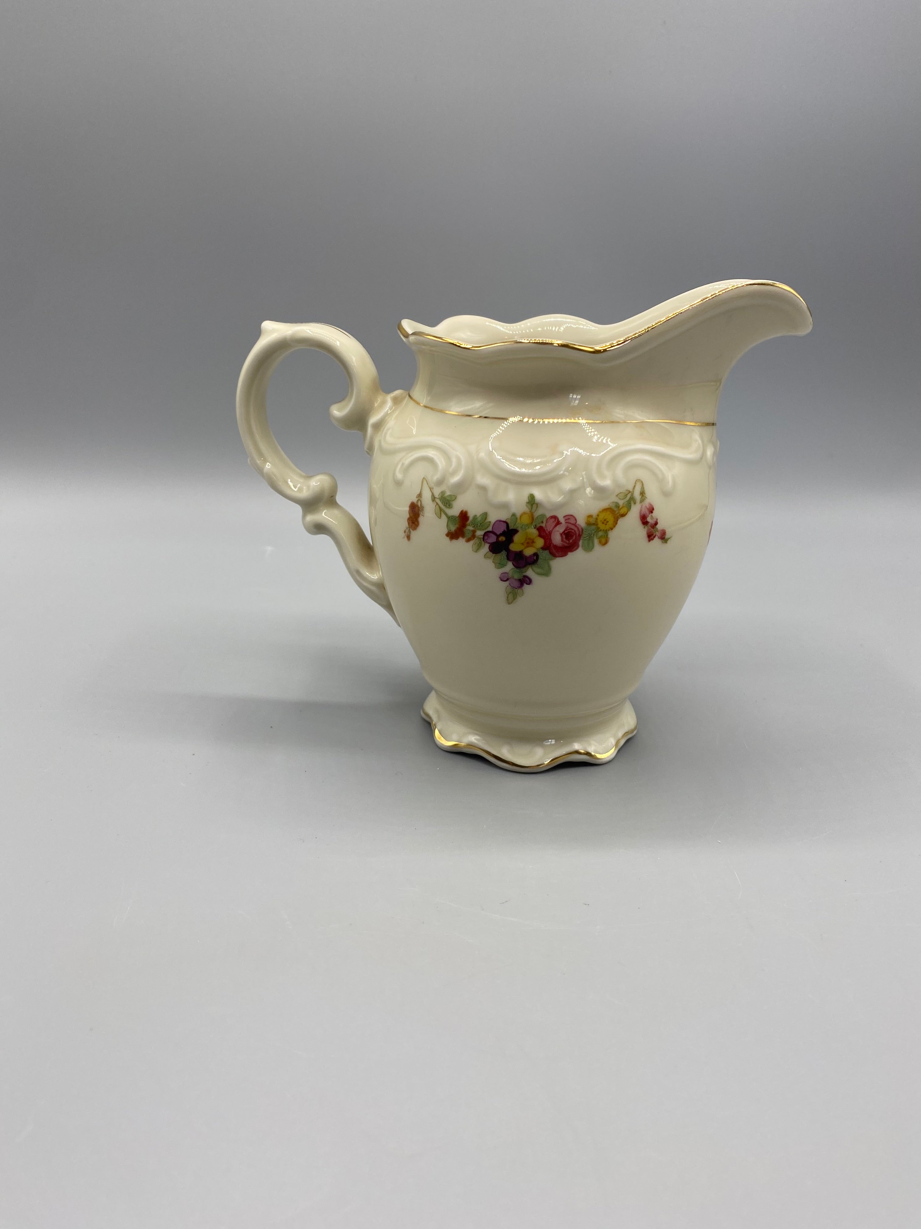 Pot à lait Schumann Arzberg – vue de trois quarts, décor floral guirlande