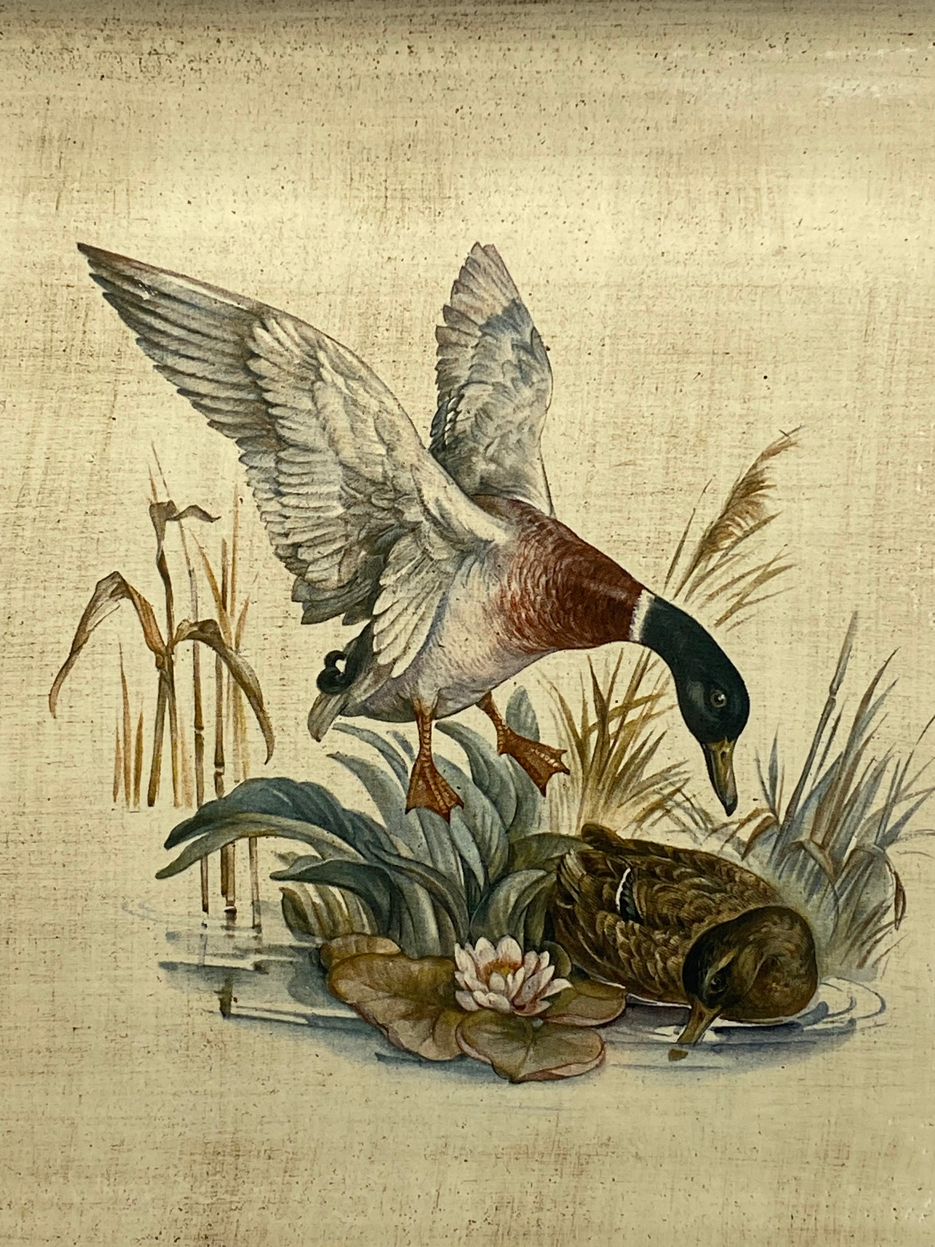 Détail du décor : canards colverts, roseaux et nénuphars sur fond crème patiné