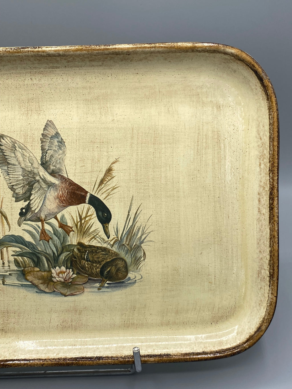 Angle du plateau, bord doré et décor animalier