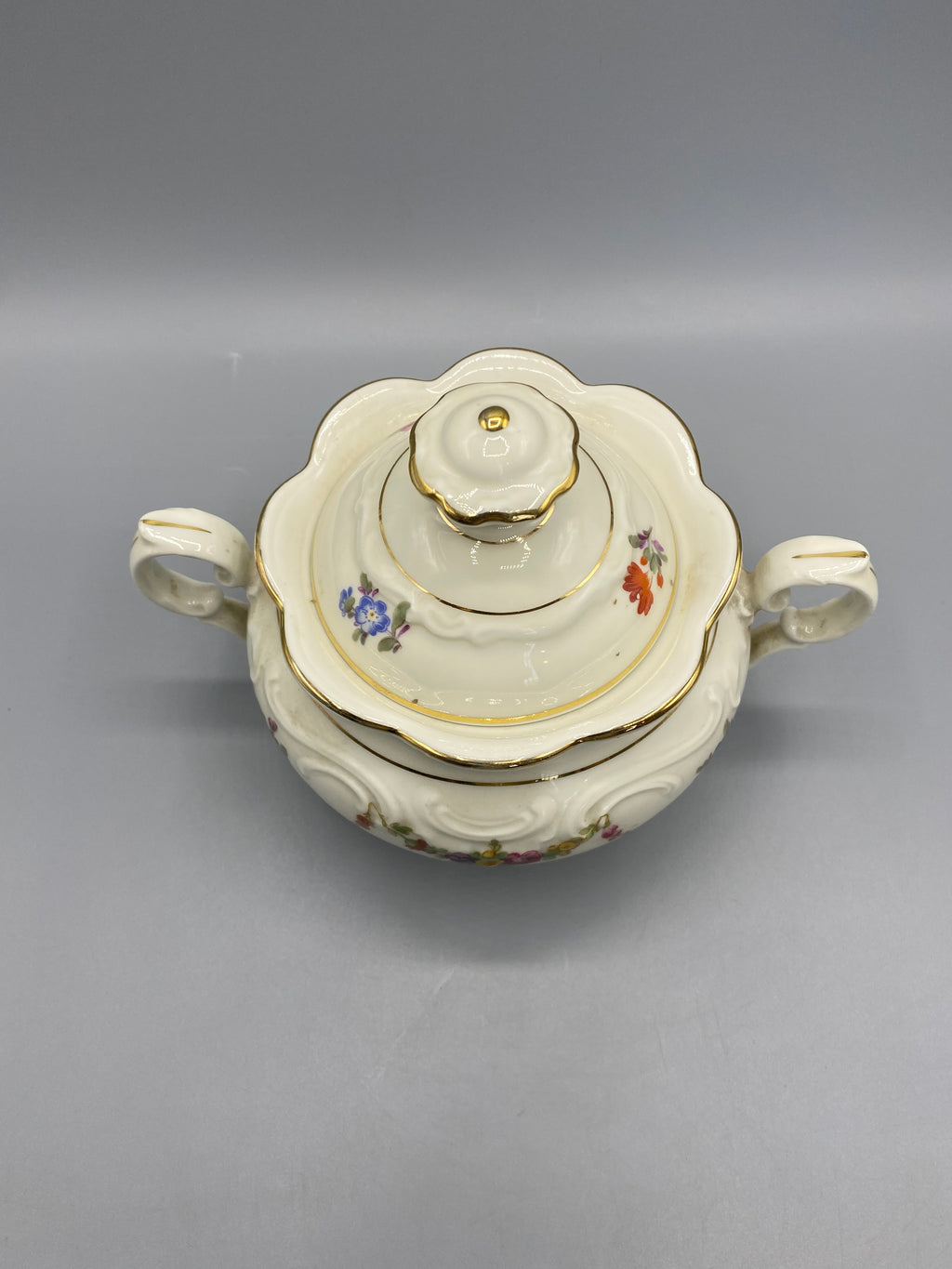 Sucrier couvert en porcelaine Schumann Arzberg Bavaria, décor floral polychrome