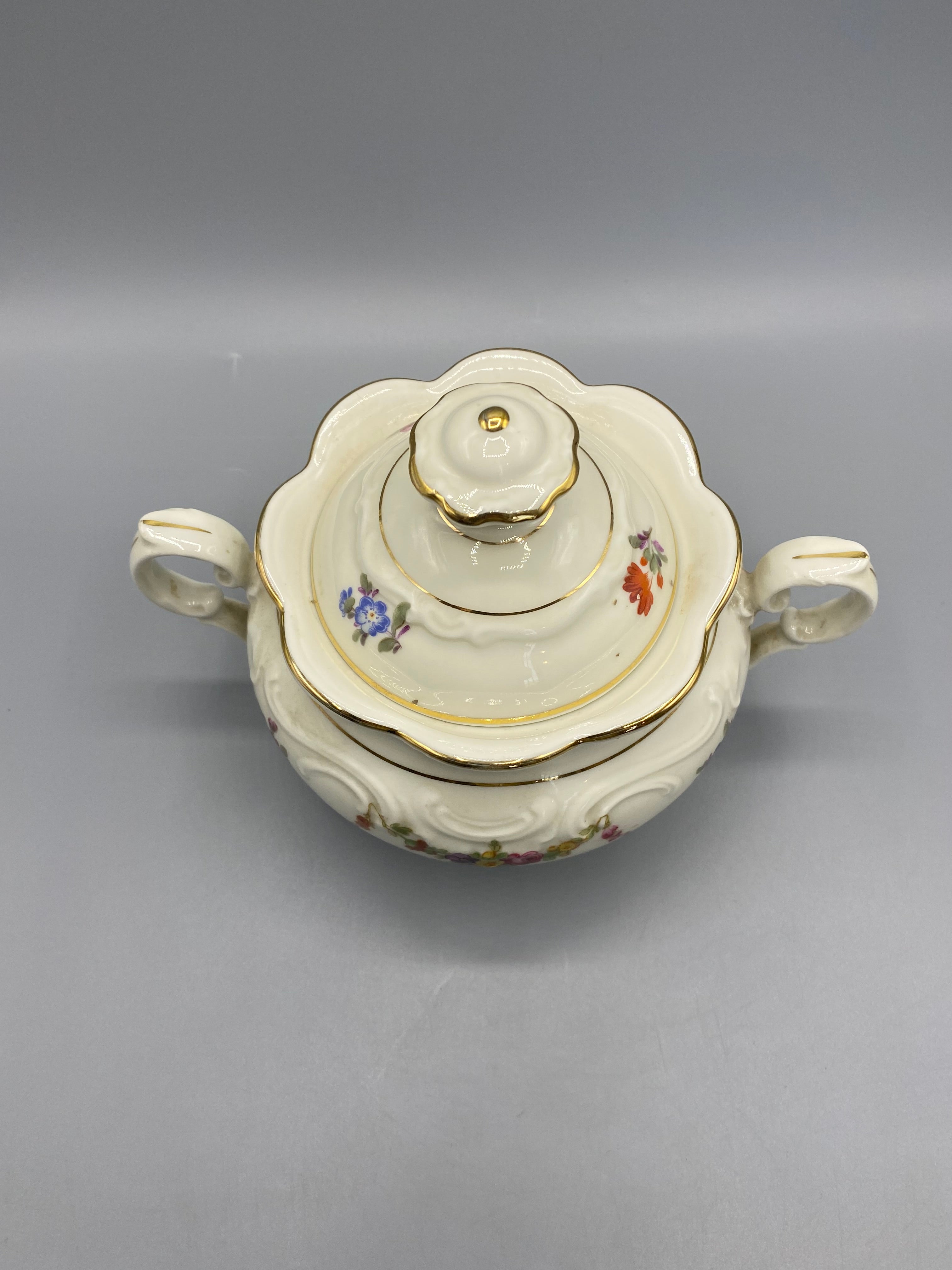 Sucrier couvert en porcelaine Schumann Arzberg Bavaria, décor floral polychrome