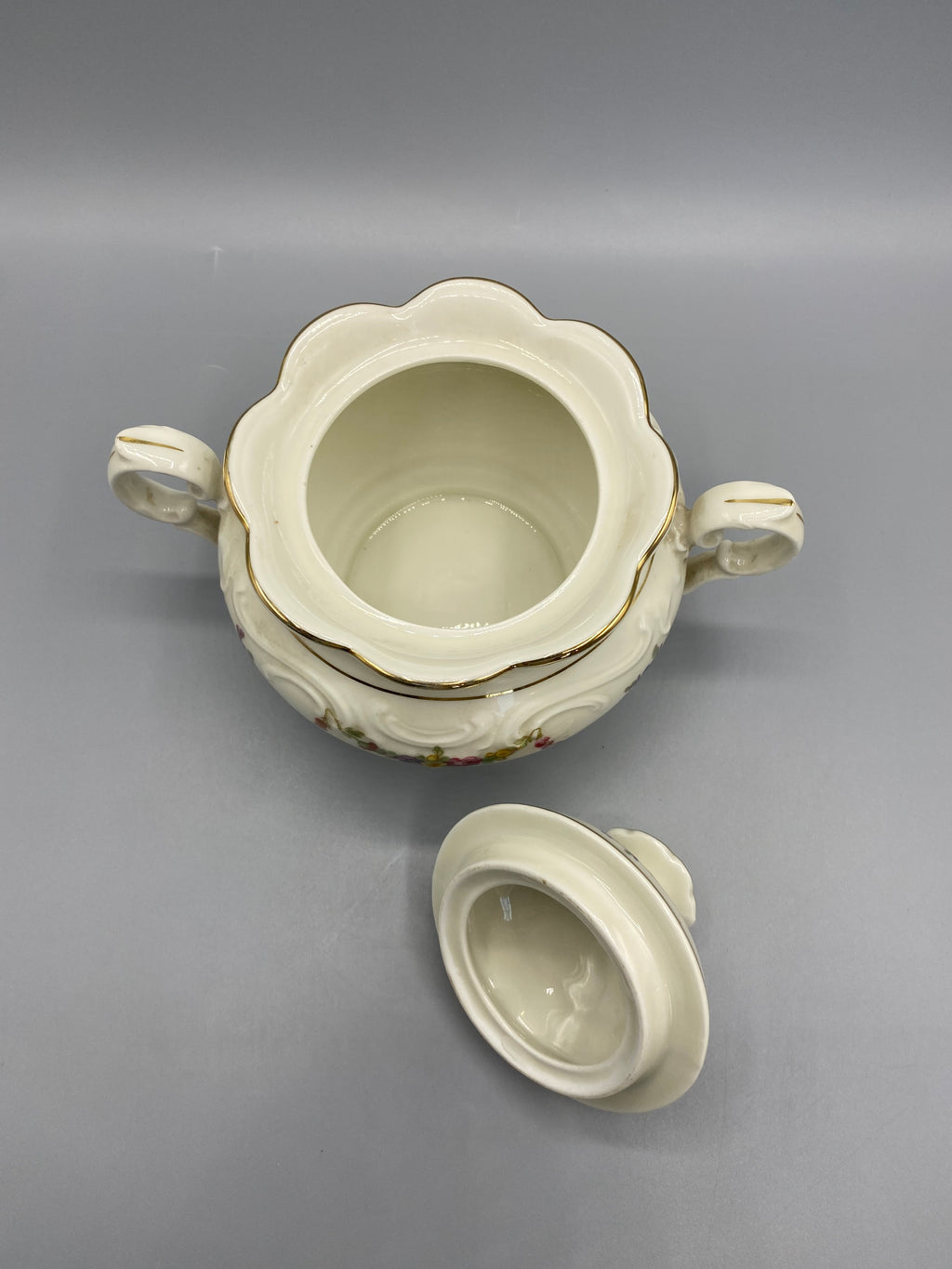 Sucrier couvert en porcelaine Schumann Arzberg Bavaria, décor floral polychrome
