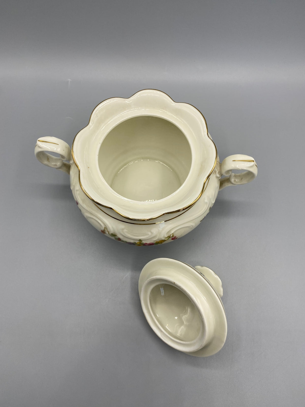 Sucrier couvert en porcelaine Schumann Arzberg Bavaria, décor floral polychrome
