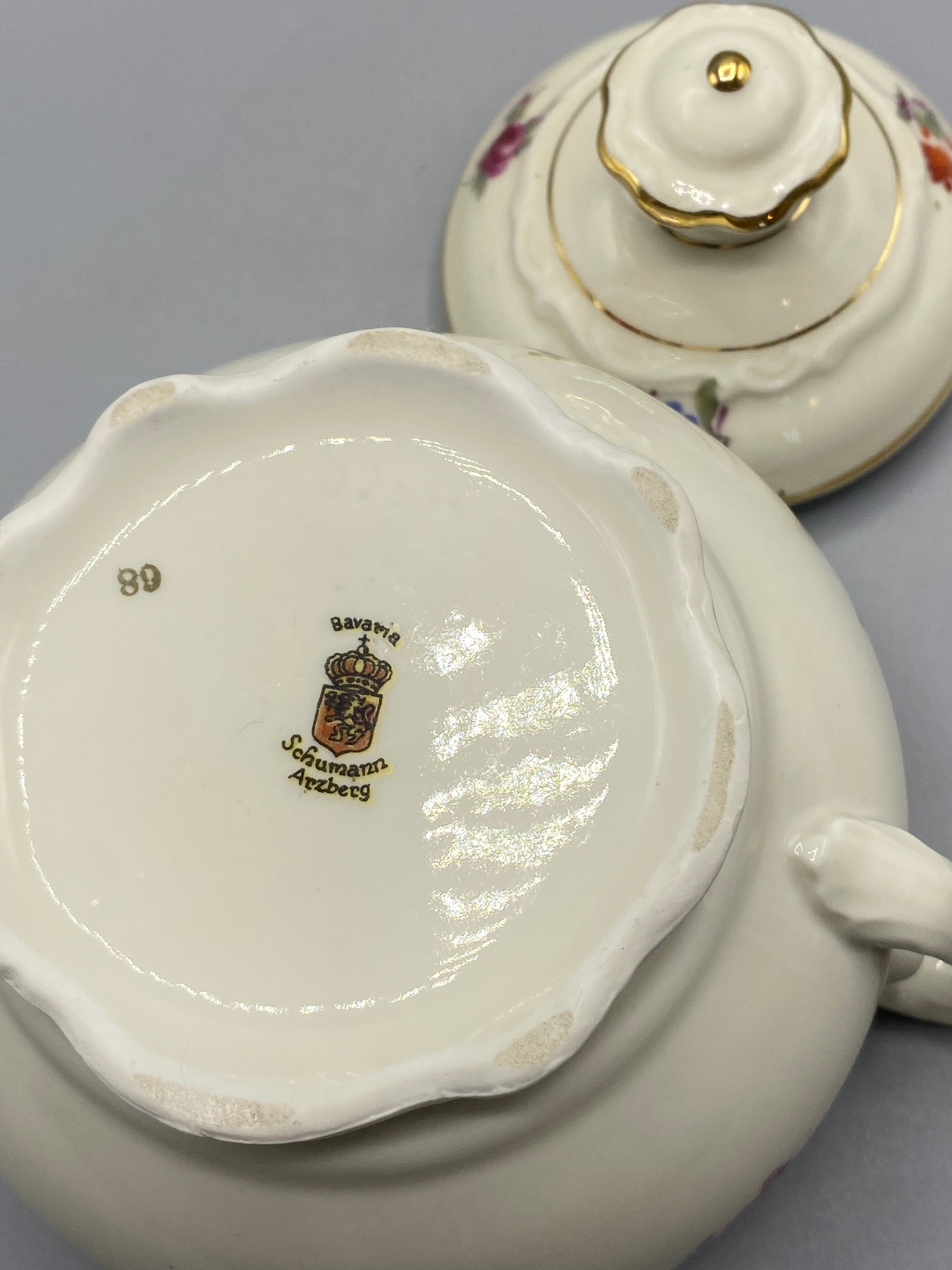 Sucrier couvert en porcelaine Schumann Arzberg Bavaria, décor floral polychrome