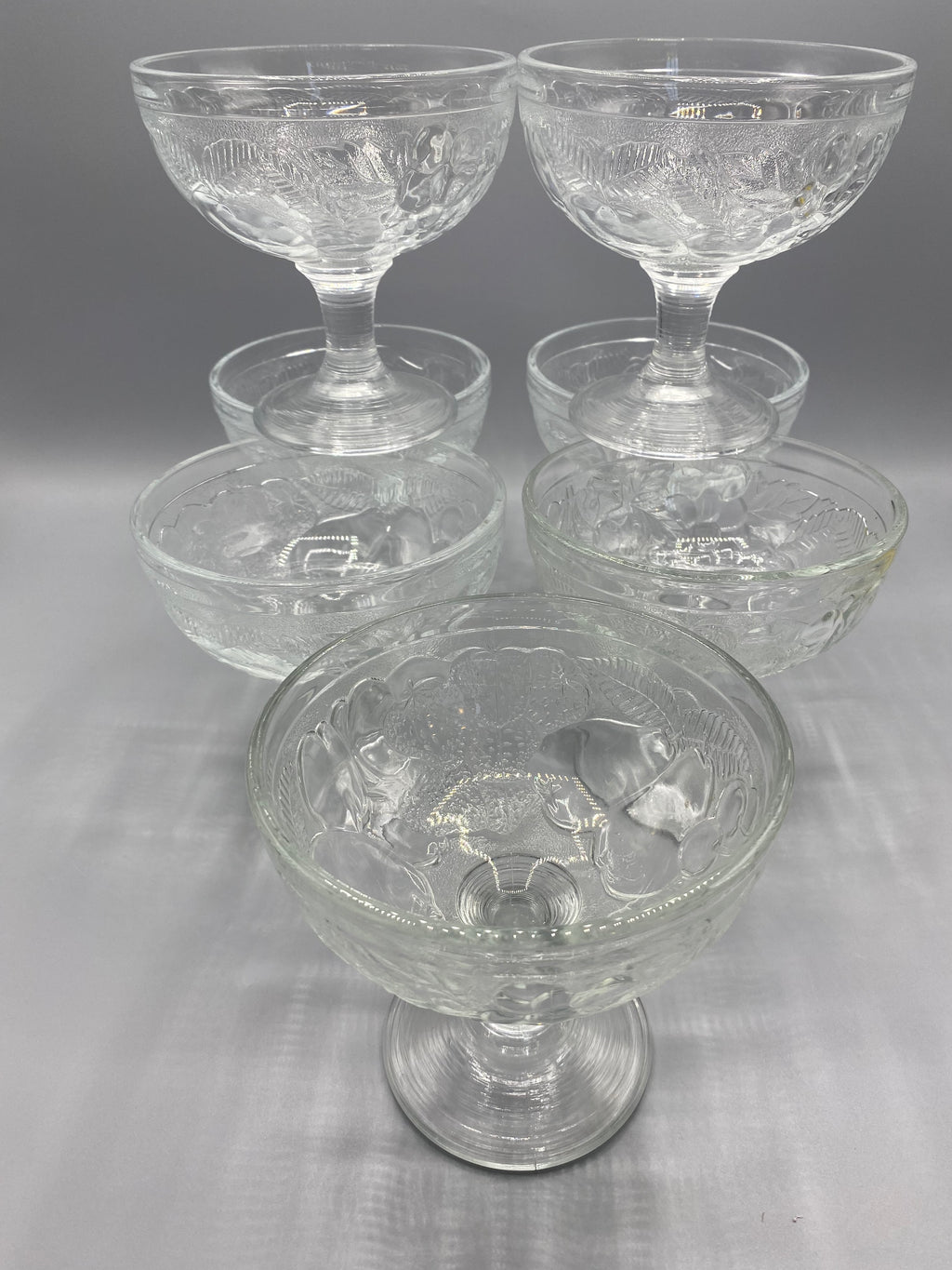 7 coupes à dessert en verre pressé décor de fruits et feuillages