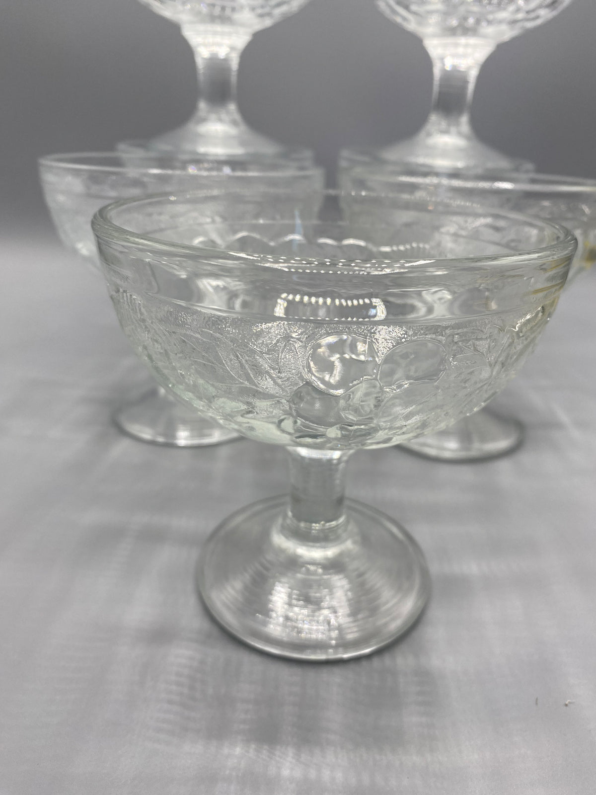 7 coupes à dessert en verre pressé décor de fruits et feuillages