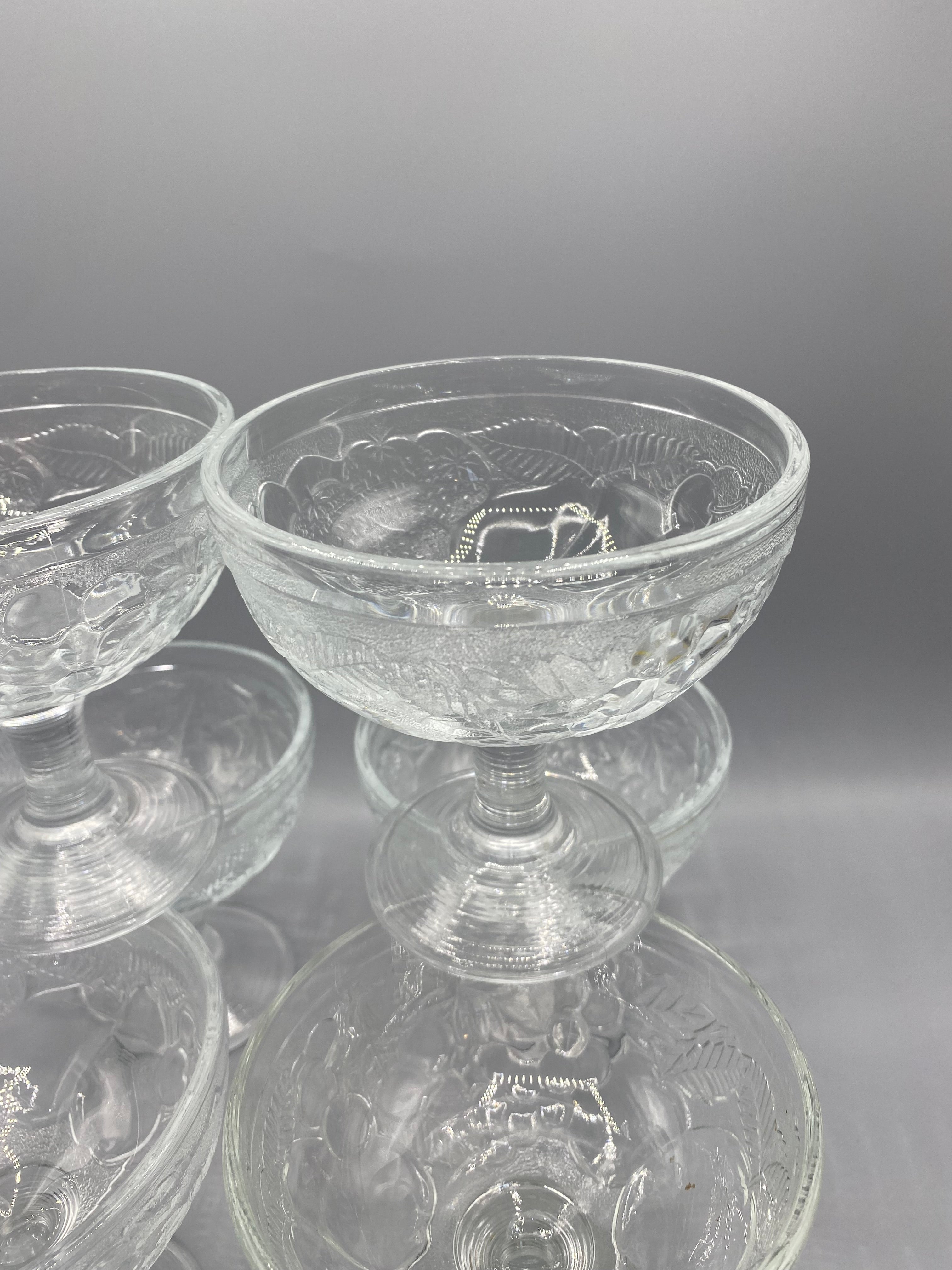 7 coupes à dessert en verre pressé, vue de dessus