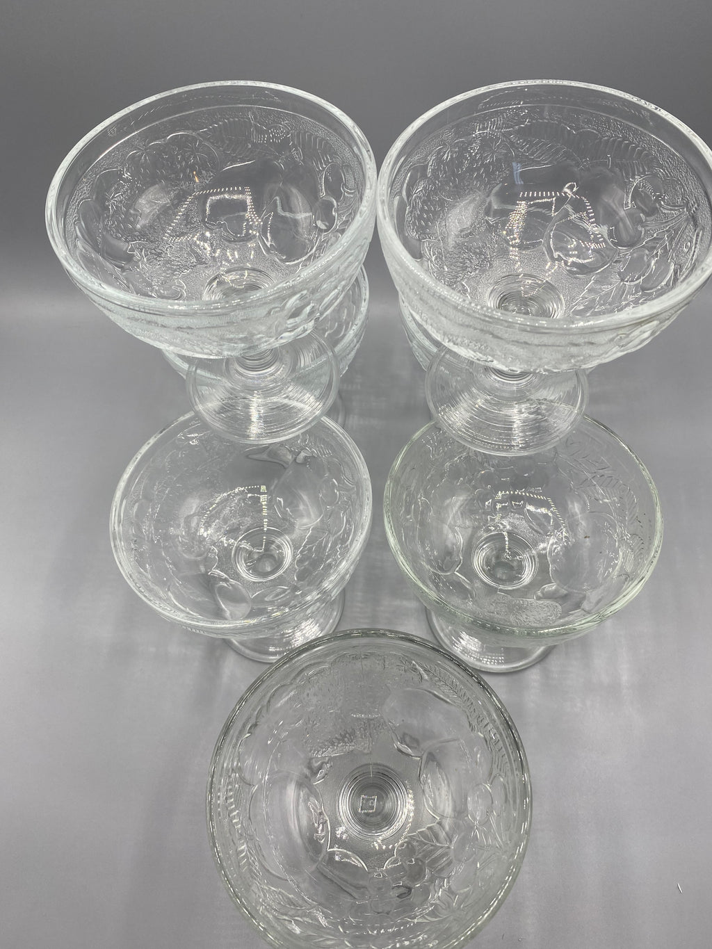 7 coupes à dessert en verre pressé, fond avec mesure diamètre 11 cm
