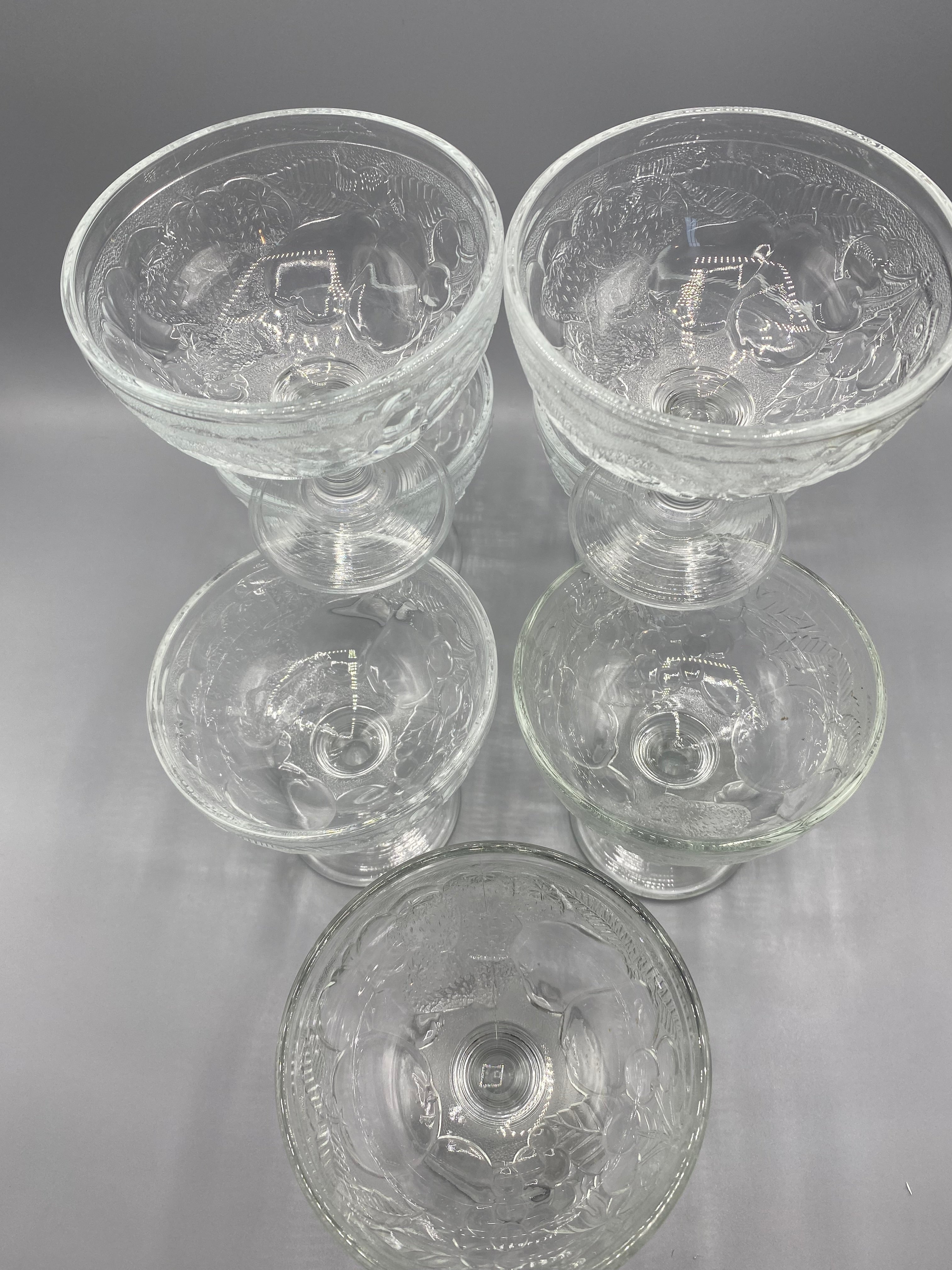 7 coupes à dessert en verre pressé, fond avec mesure diamètre 11 cm