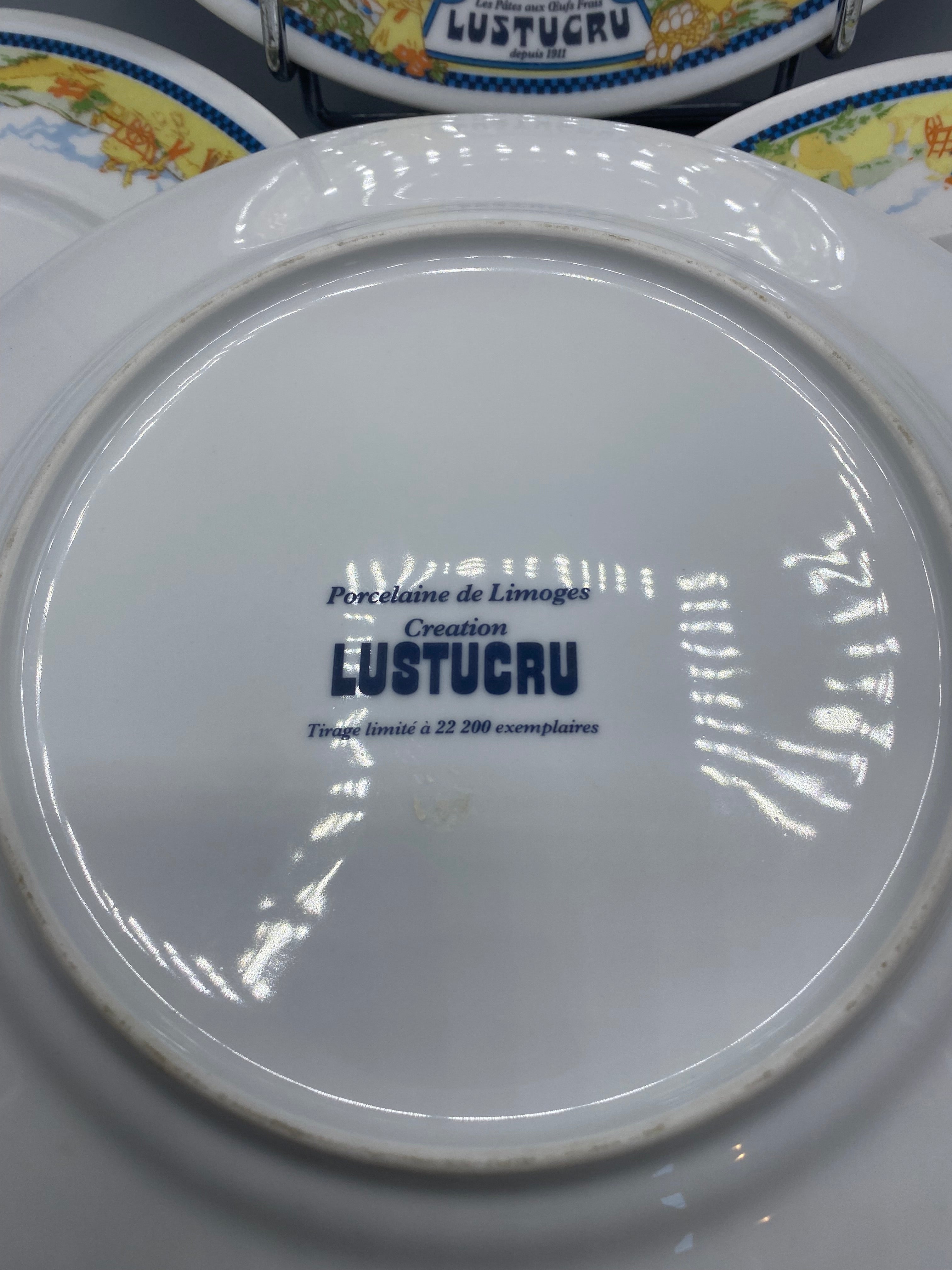 Cachet au dos, Porcelaine de Limoges Création Lustucru tirage limité