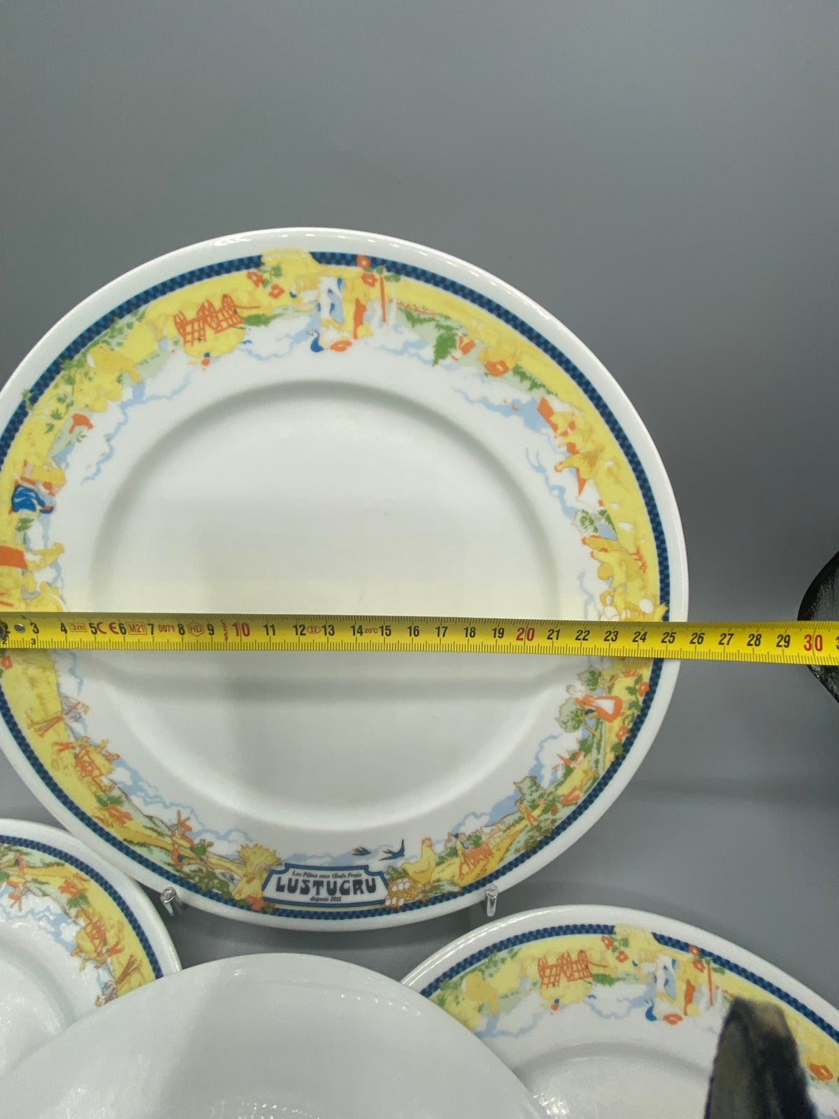 Assiette Lustucru, diamètre 26 cm mesuré au ruban