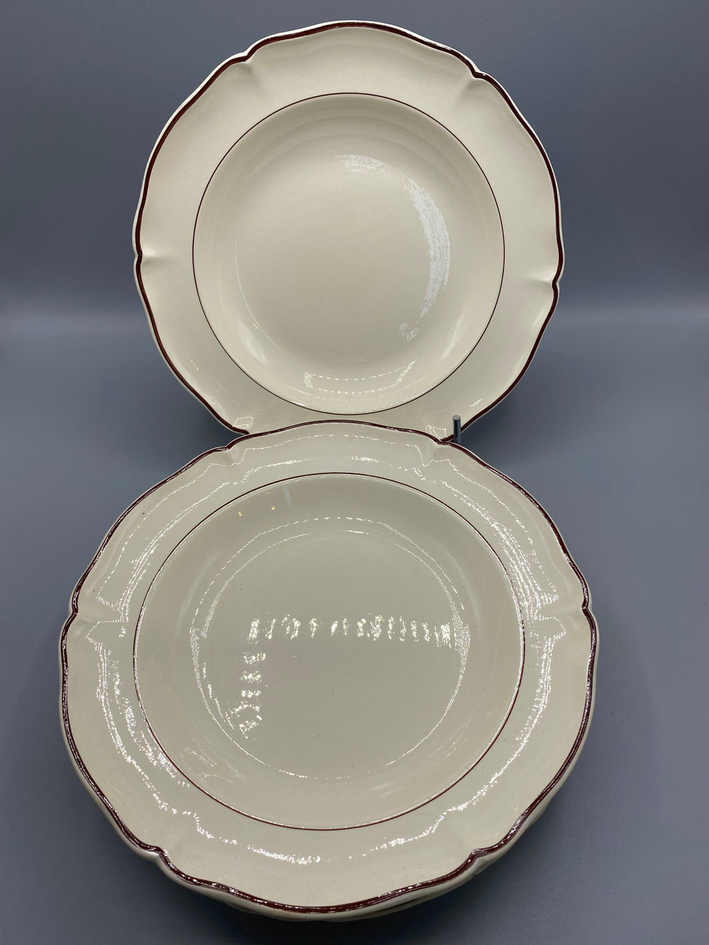 6 assiettes creuses Villeroy & Boch Mettlach, ivoire filet bordeaux