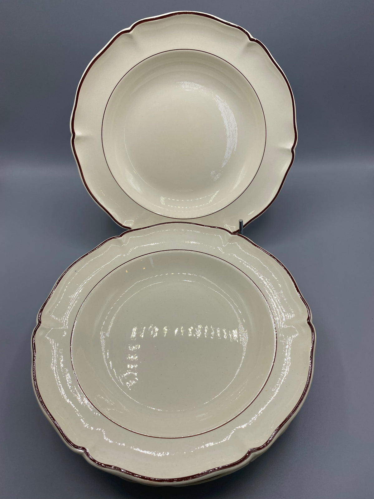 6 assiettes creuses Villeroy & Boch Mettlach, ivoire filet bordeaux