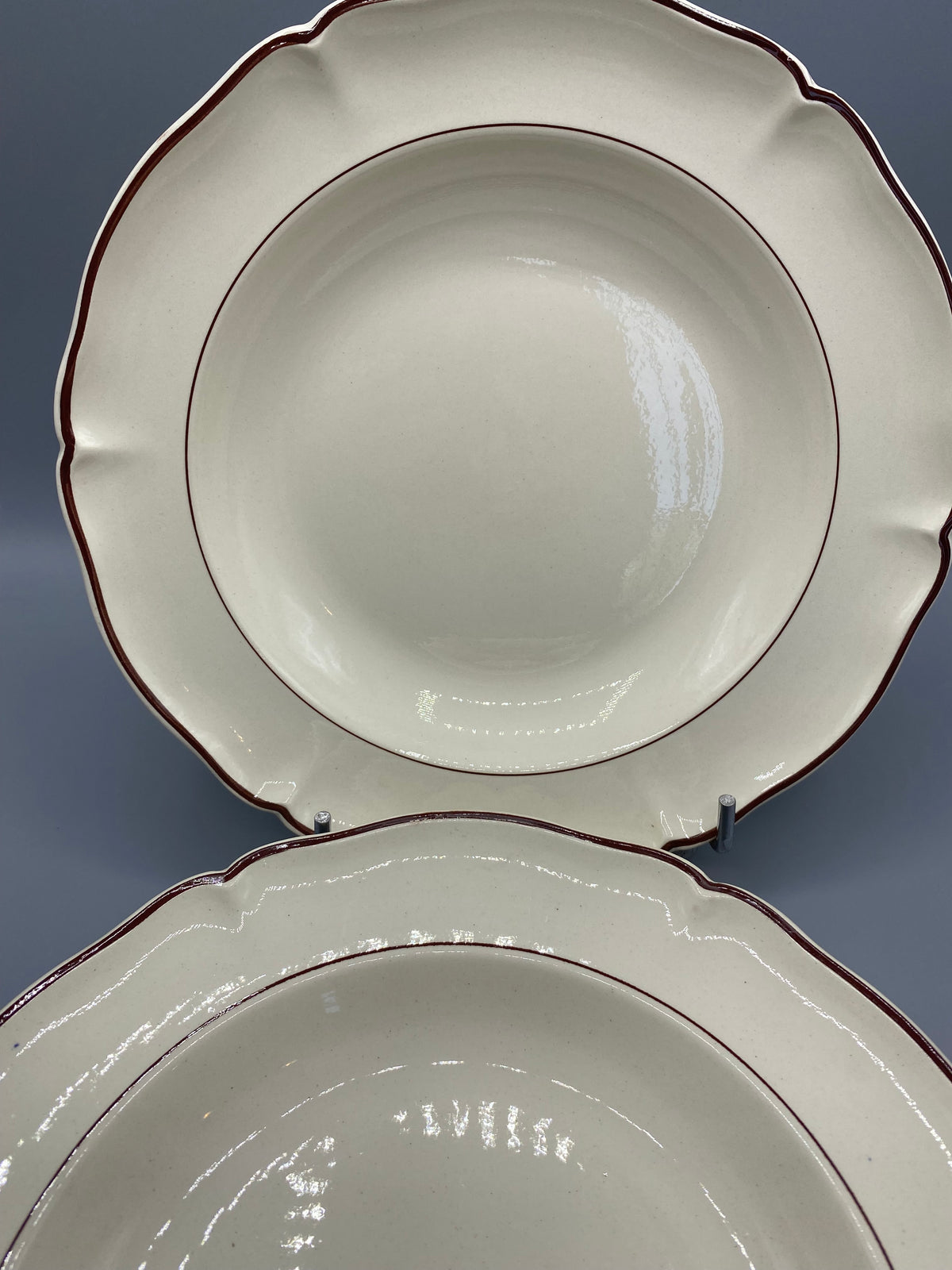 6 assiettes creuses Villeroy & Boch Mettlach, détail aile chantournée