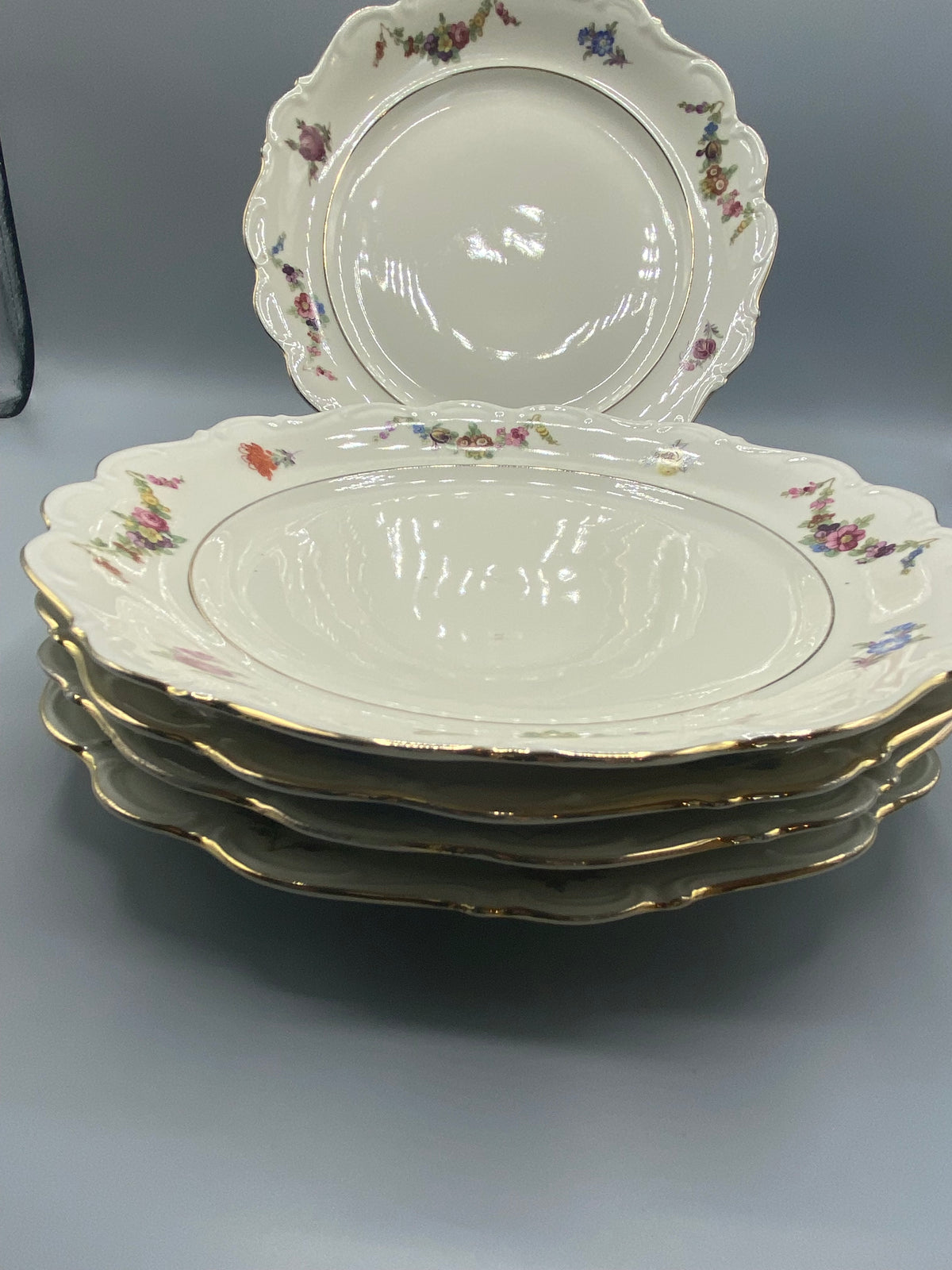 6 assiettes plates Schumann Arzberg Bavaria empilées, filet doré sur tranche