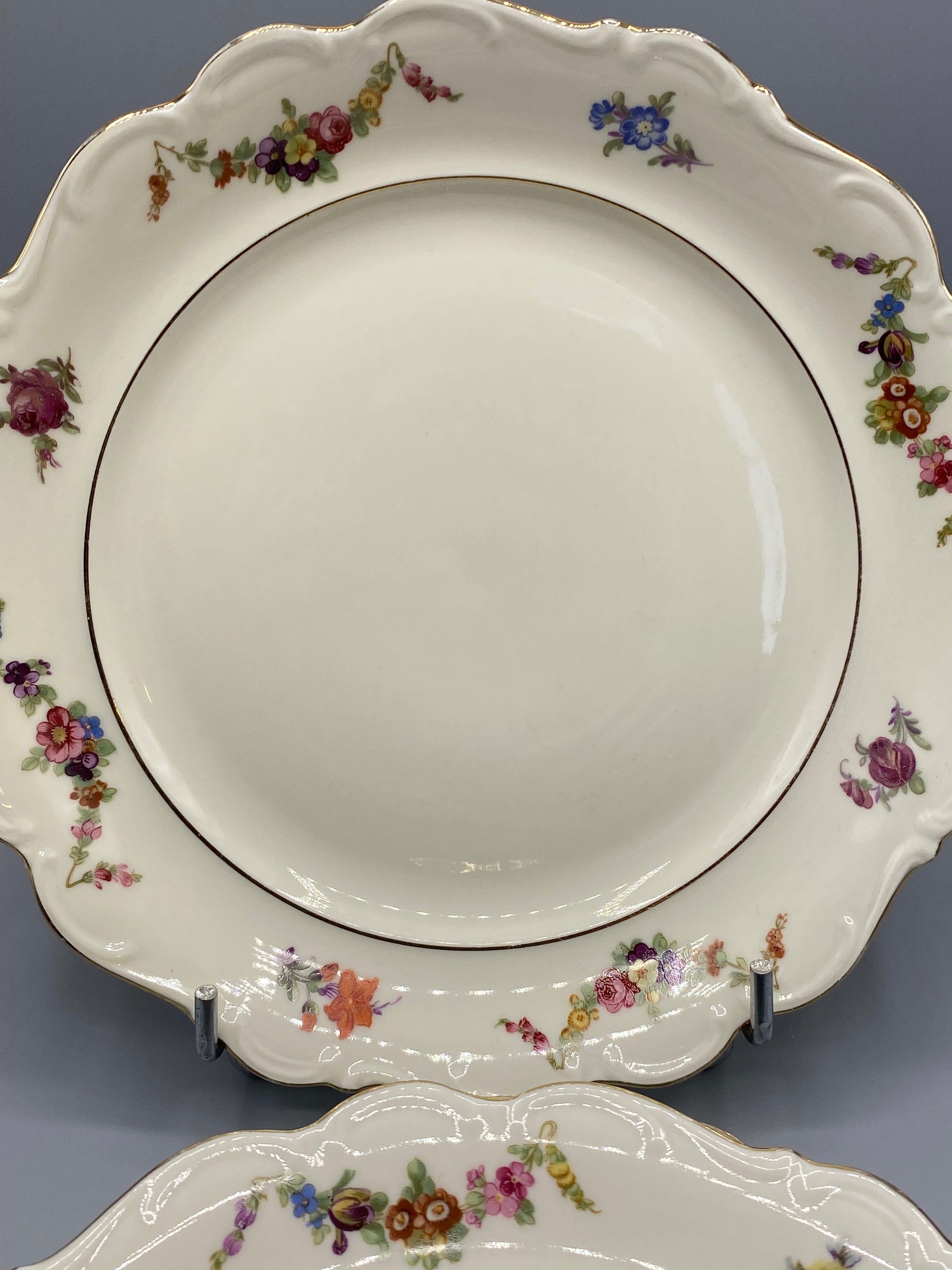 Détail décor floral polychrome Schumann Arzberg, roses pensées et fleurs champêtres