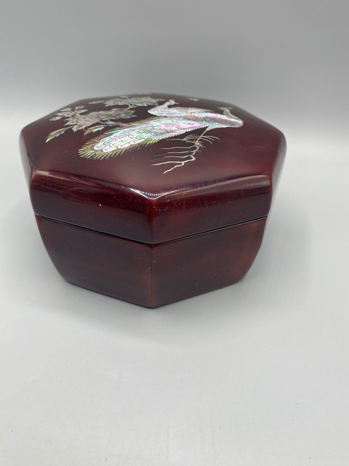 Boîte coréenne laque nacre paons Najeon Chilgi – vue de profil