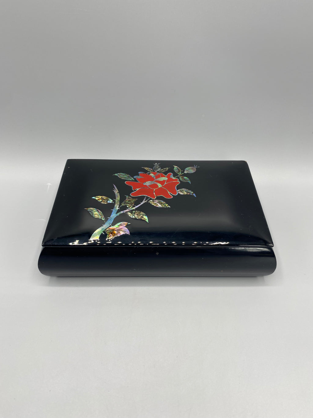 Boîte laque noire nacre – décor de rose rouge sur le couvercle, gros plan