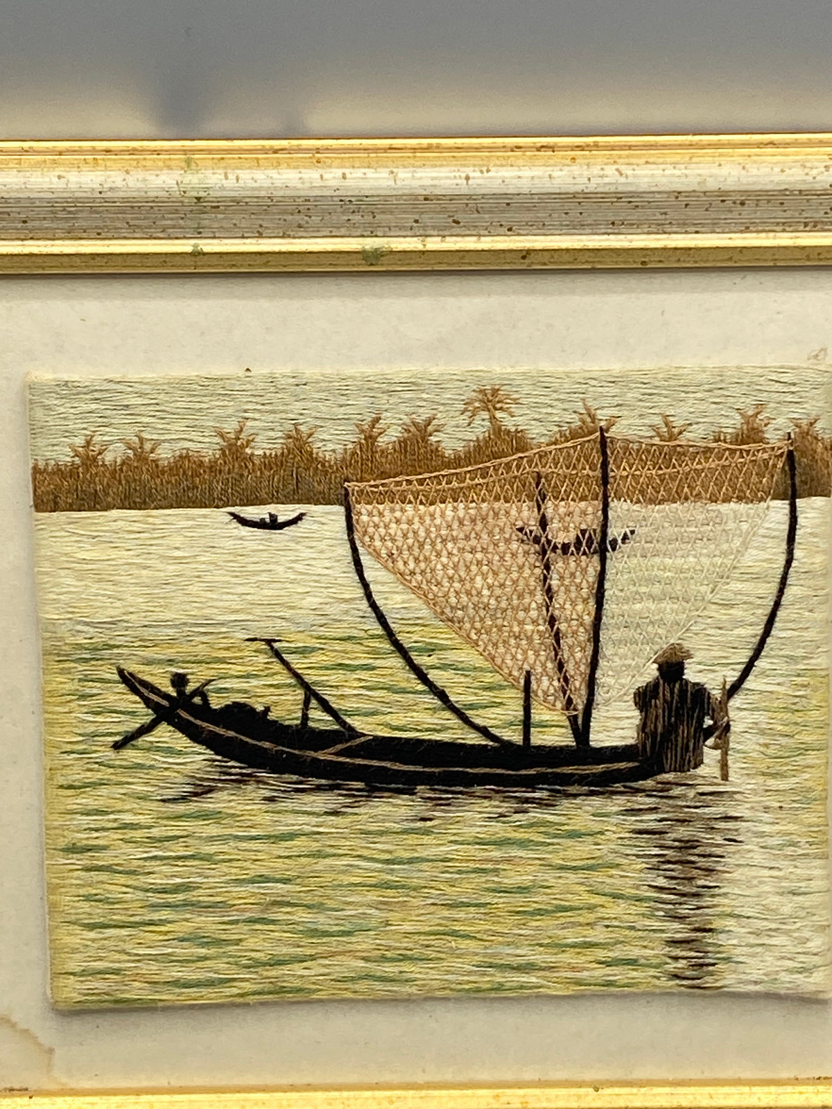 Broderie vietnamienne soie – deuxième barque et silhouette de palmiers, gros plan