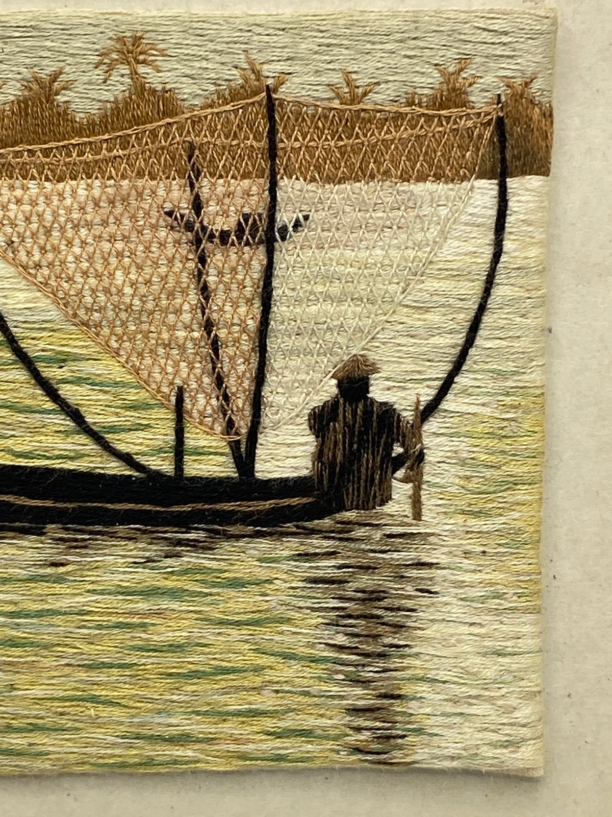 Broderie vietnamienne encadrée – détail du cadre doré et passe-partout crème