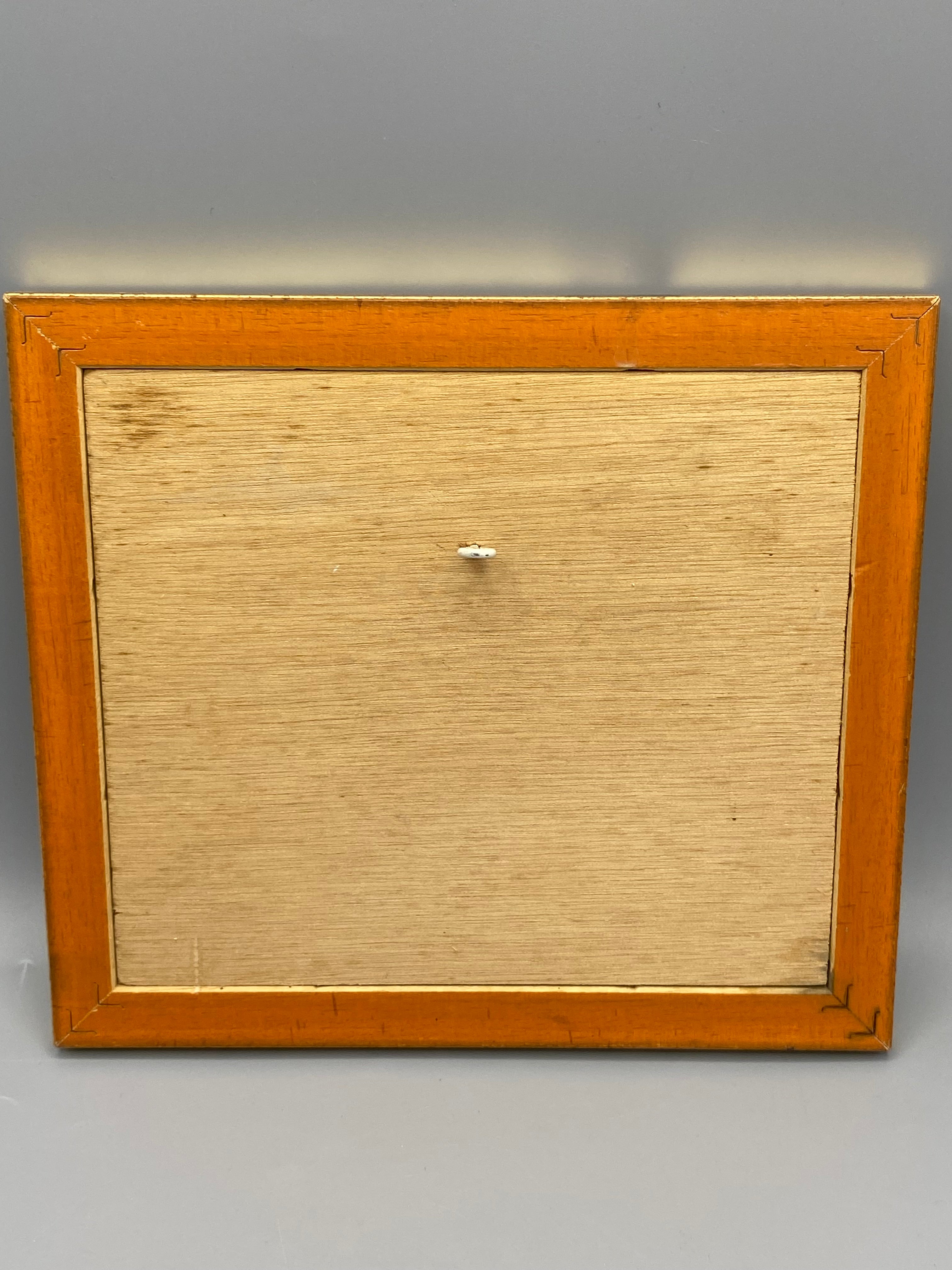 Broderie vietnamienne – mesure de la largeur avec mètre, environ 22 cm