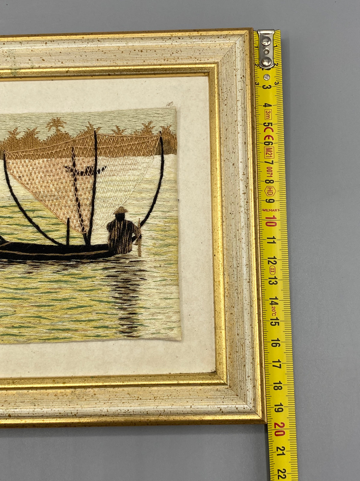 Broderie vietnamienne sur soie – vue d'ensemble de la composition encadrée