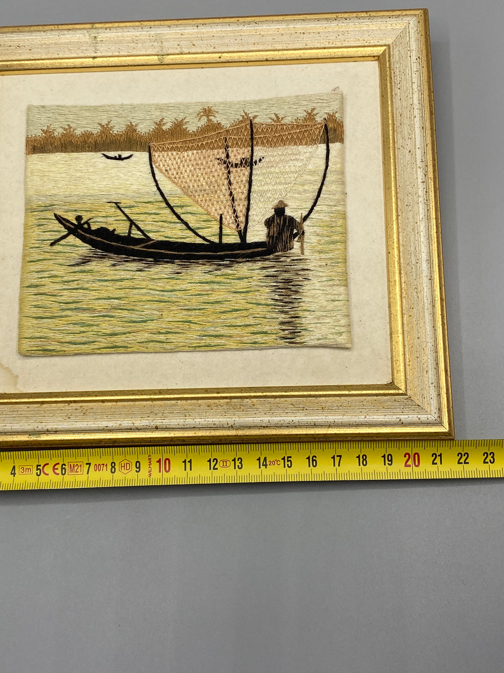 Broderie vietnamienne – vue générale, scène de pêche fluviale au Vietnam