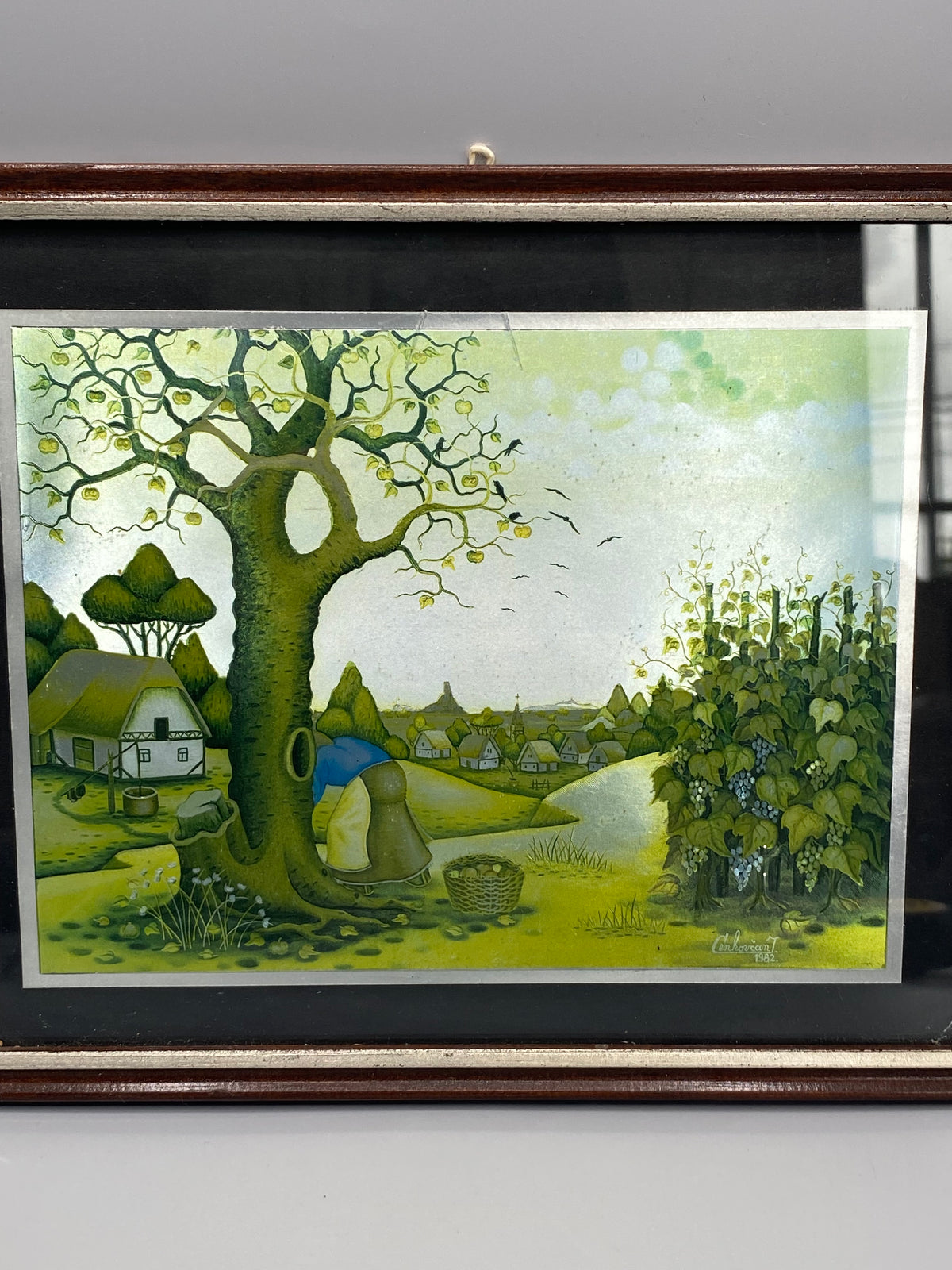 Ivo Cenkovčan – paysage rural avec femme sous arbre et village, gros plan