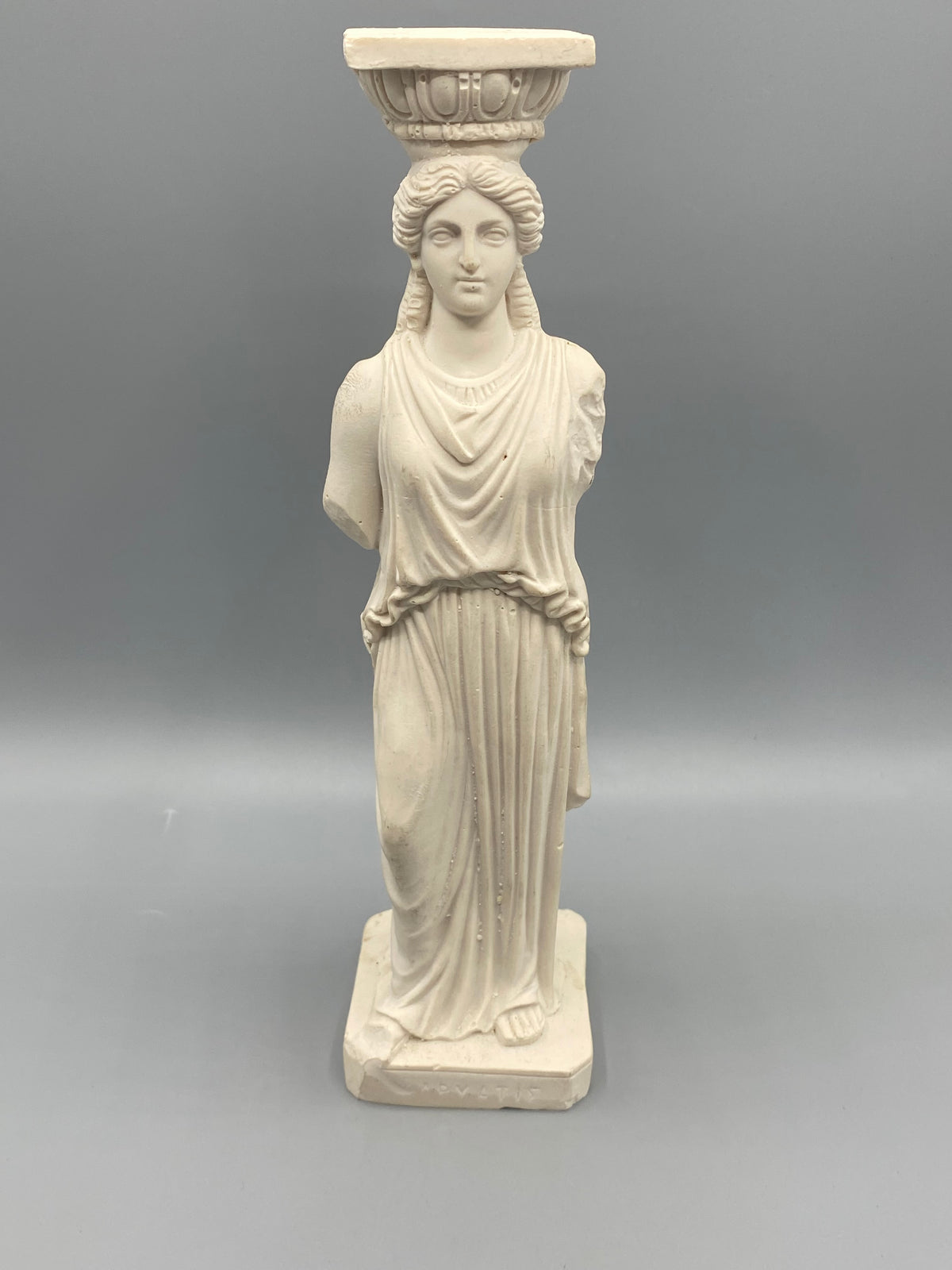 Cariatide Karyatis – vue de face, buste et chapiteau sculpté