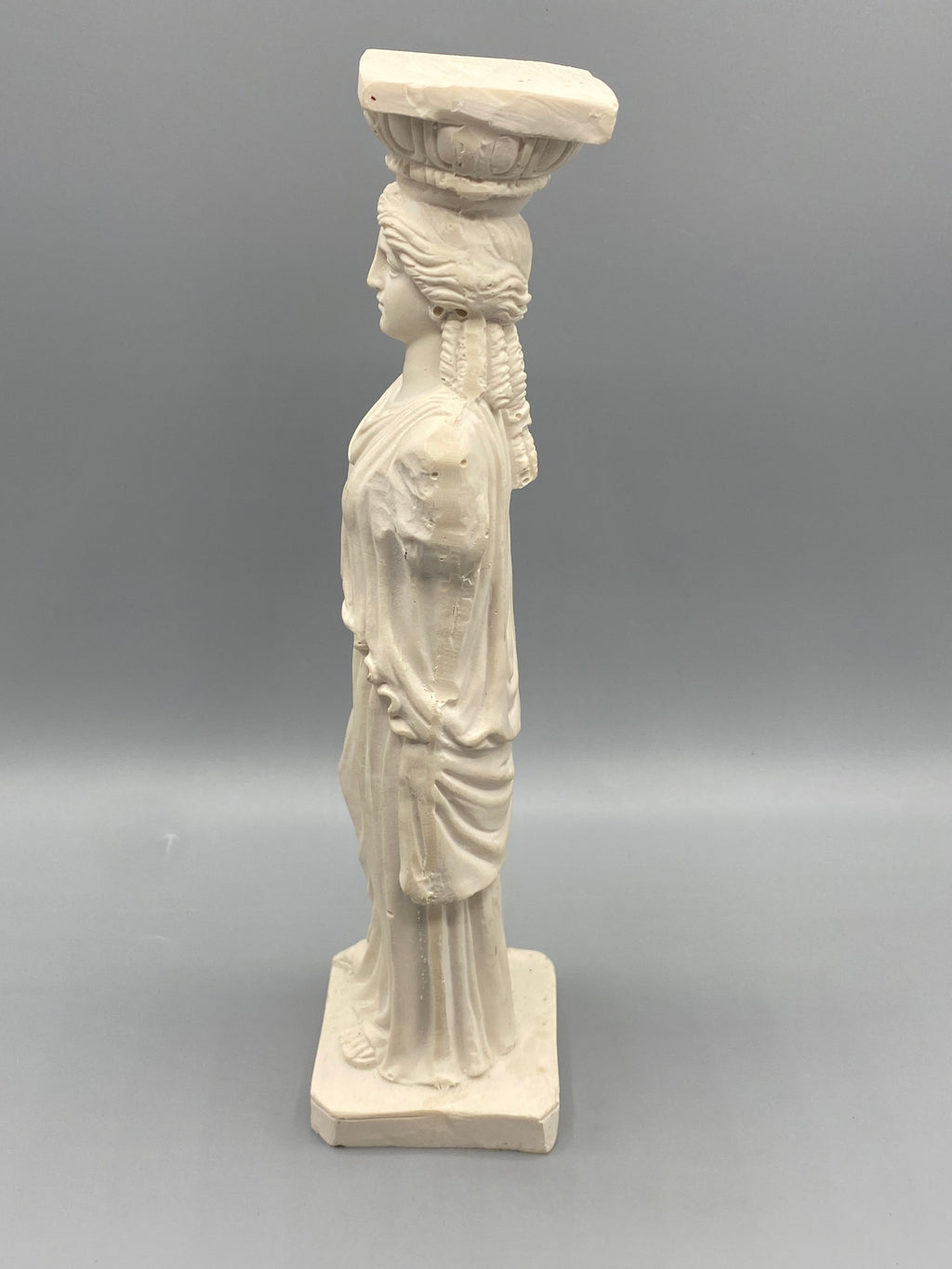 Cariatide Karyatis – vue de face, corps entier avec drapé et socle
