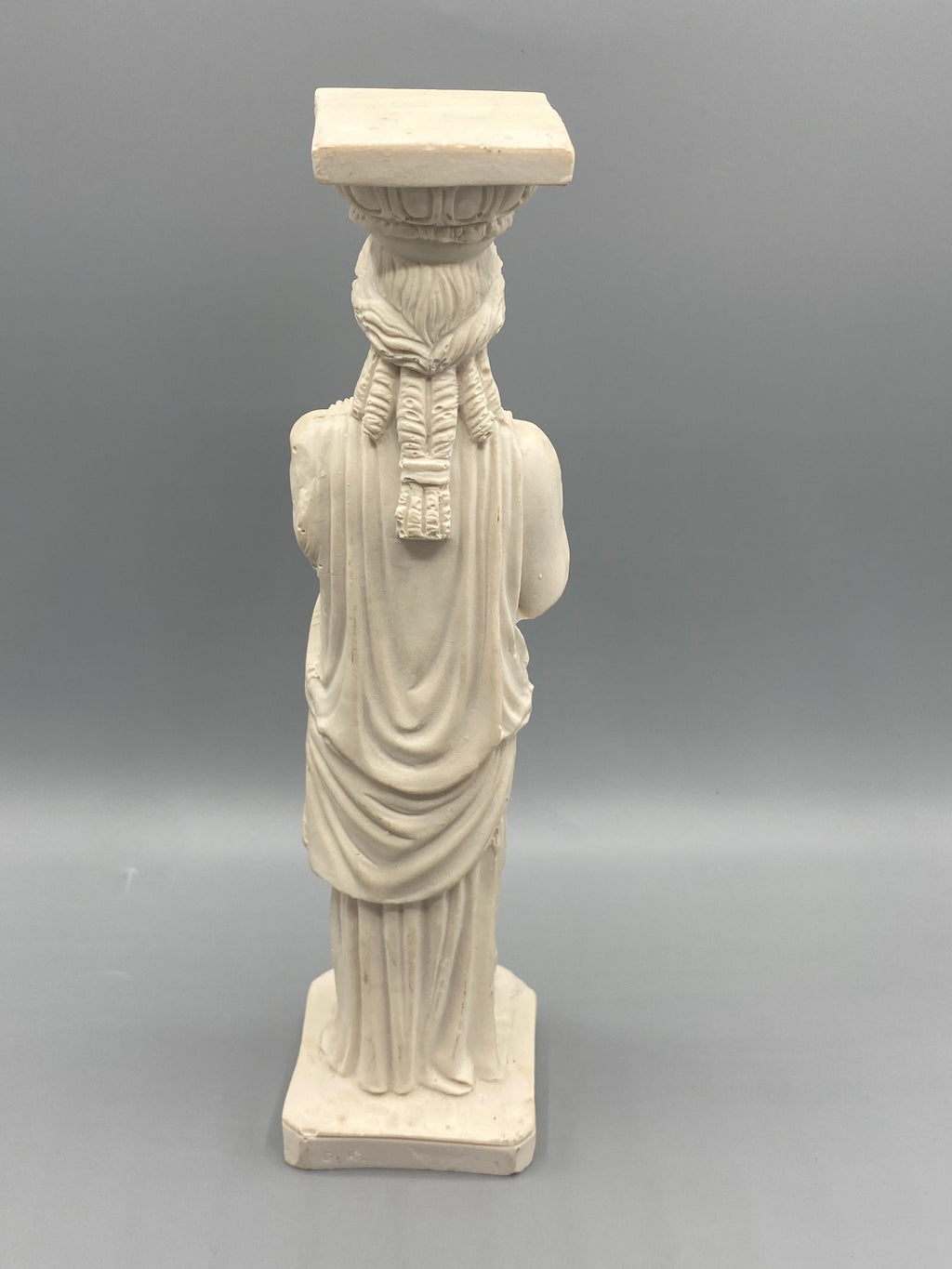 Cariatide Karyatis – inscription KARYATIS sur le socle, gros plan