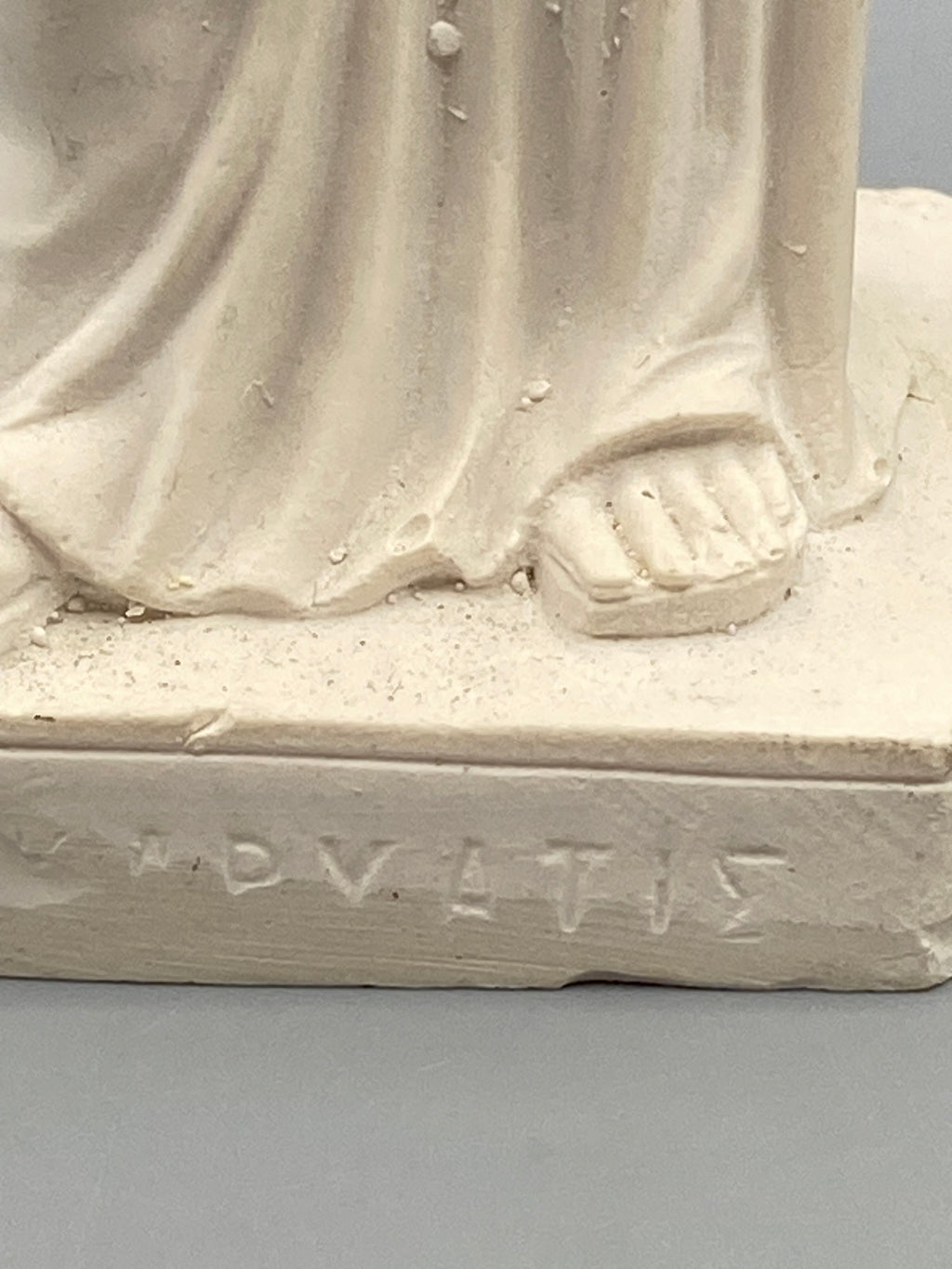 Cariatide Karyatis – détail du chapiteau et de la chevelure