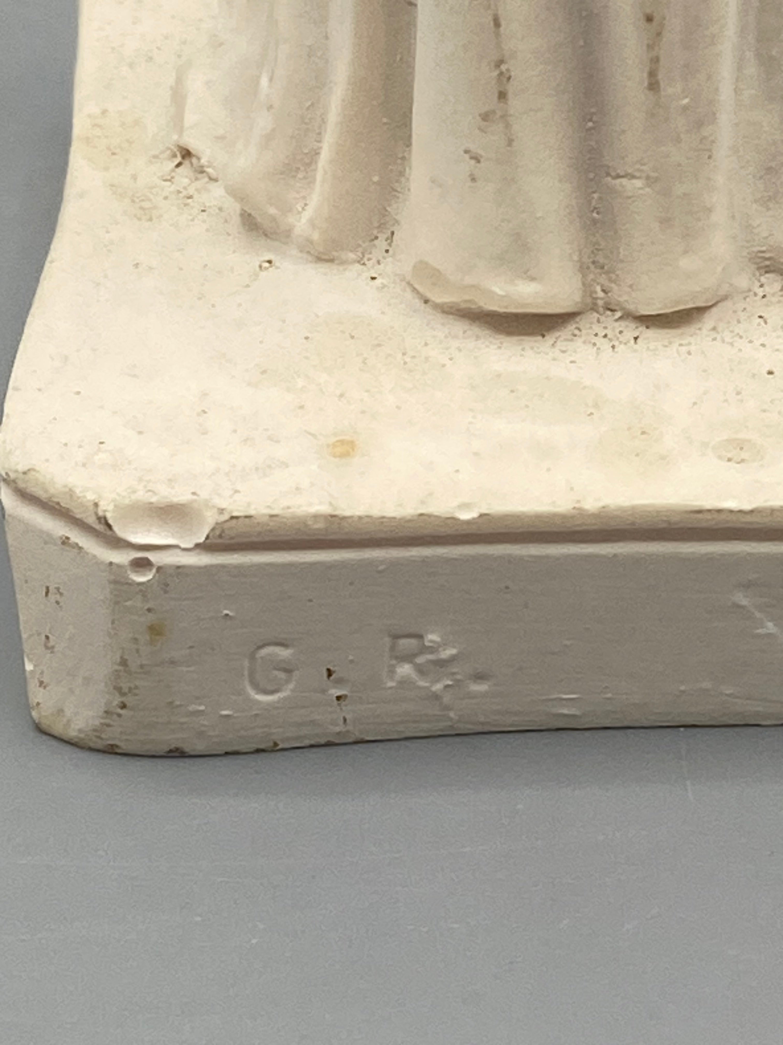 Cariatide Karyatis – vue trois quarts, drapé et plis modélés