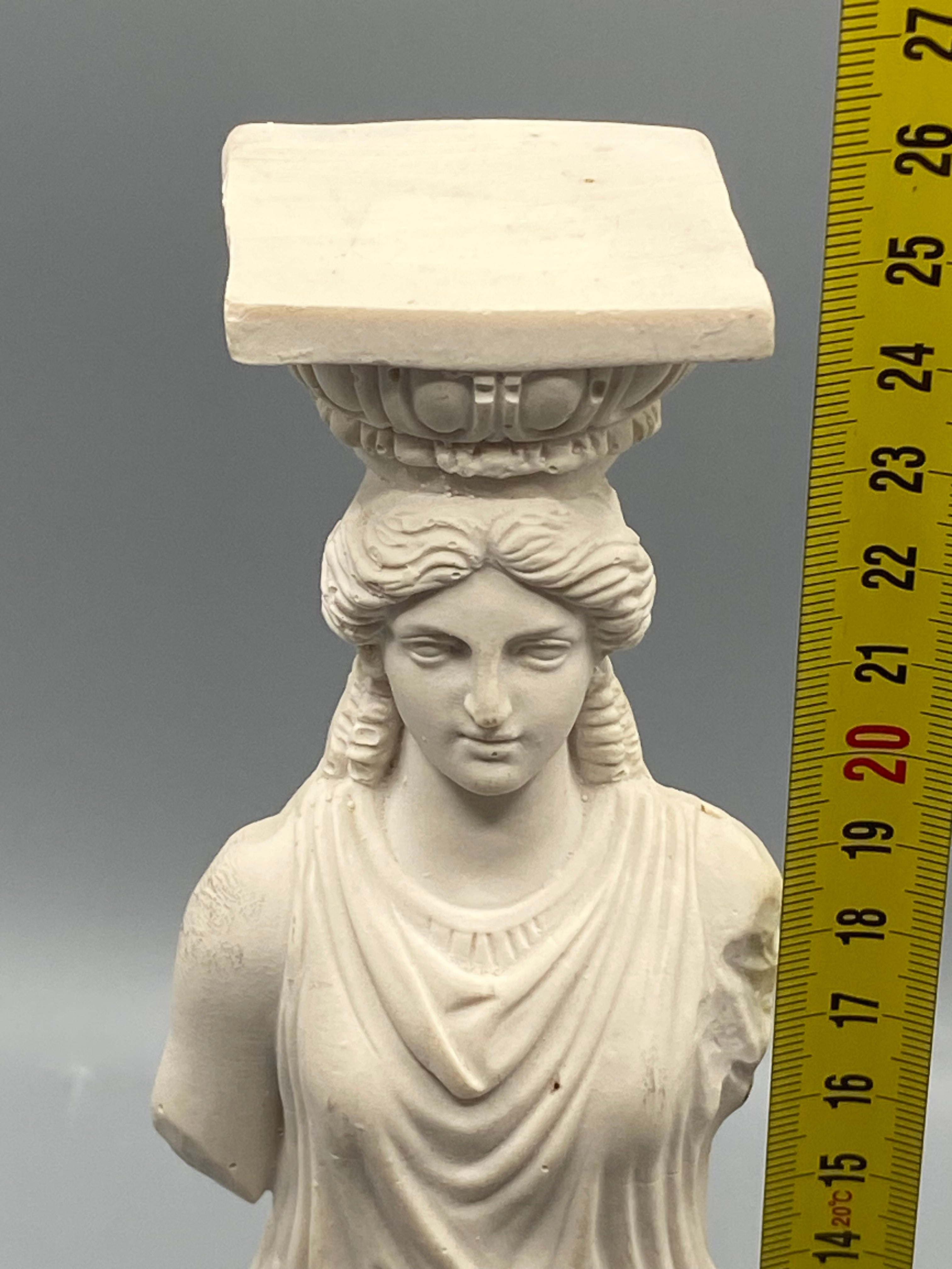 Cariatide Karyatis – détail des pieds et bas du socle
