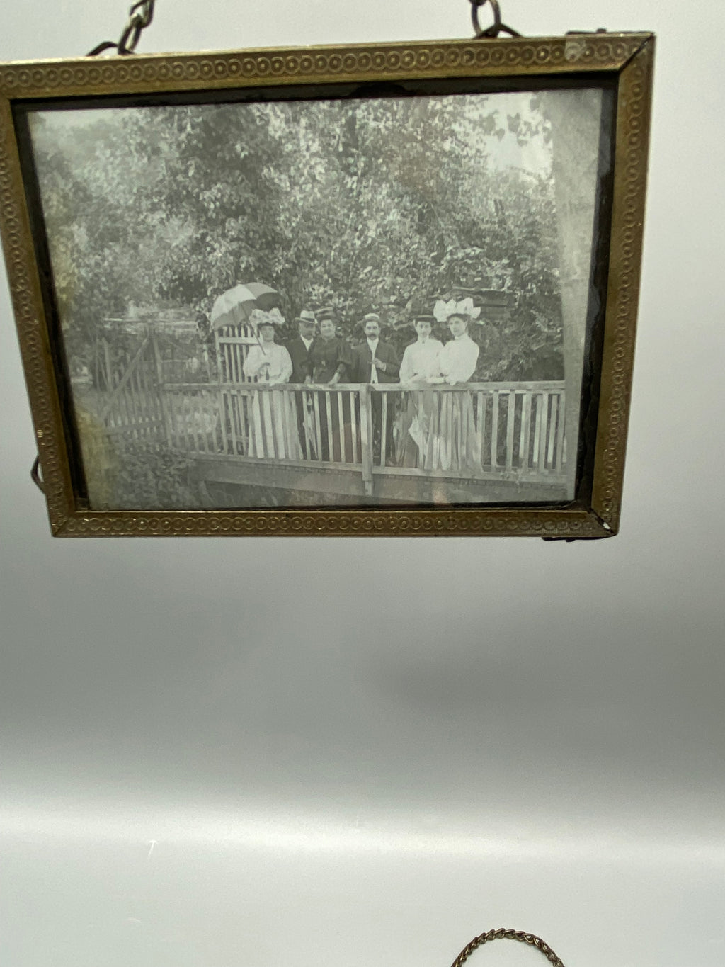 Photographie sur verre type ambrotype – intérieur d'église, nef en direction du chœur et vitraux, cadre laiton