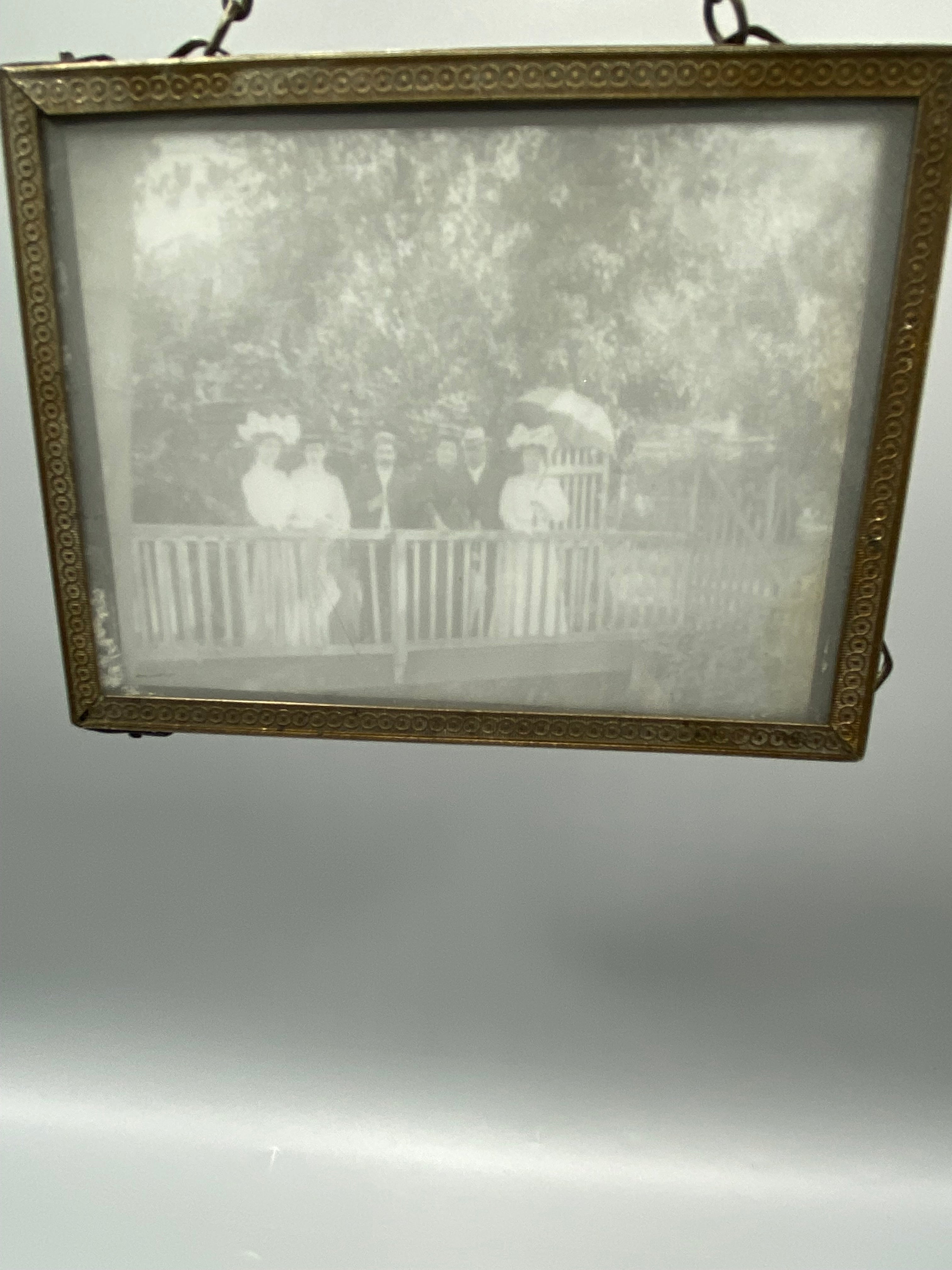 Photographie sur verre type ambrotype – groupe de personnes en extérieur sur balustrade, cadre laiton horizontal