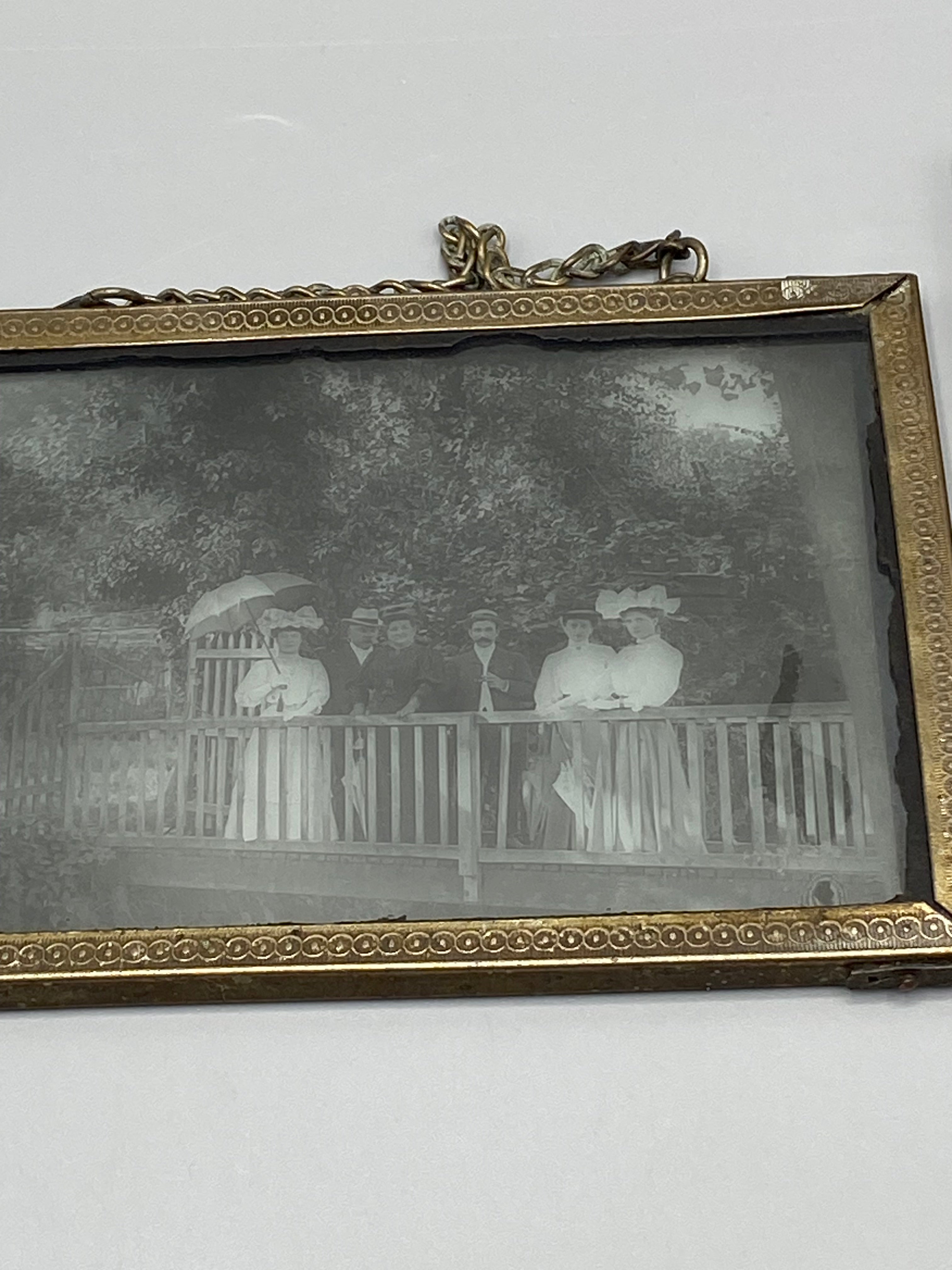 Cadre vertical – intérieur d'église, reflets sur la plaque de verre montrant le caractère photographique du support