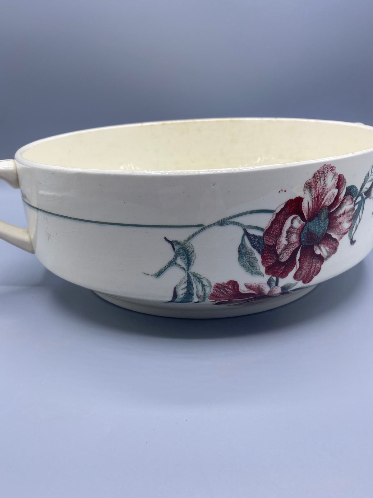 Légumier ancien Saint-Amand modèle Simone, vue latérale du décor floral
