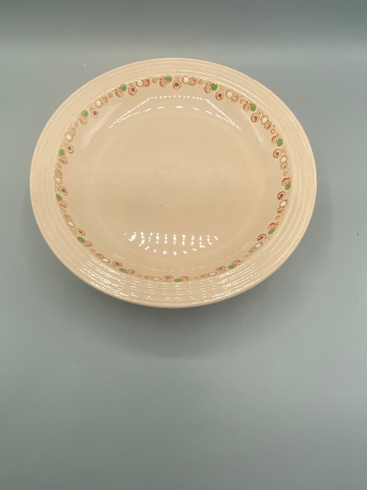 Compotier Longwy Betty vu de dessus, décor géométrique polychrome