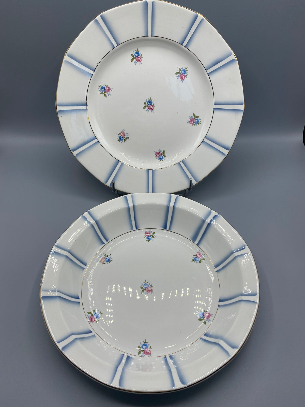 Ensemble de deux plats Digoin Sarreguemines, plat rond et plat rond creux assortis