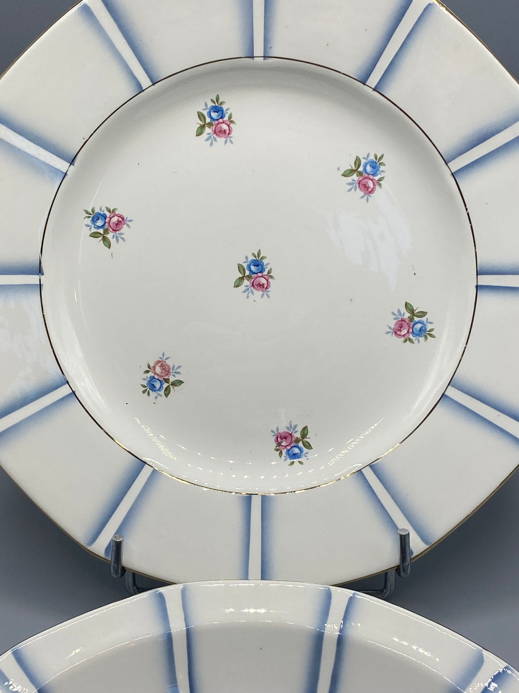 Ensemble de deux plats Digoin Sarreguemines, décor de roses et rayons bleu dégradé