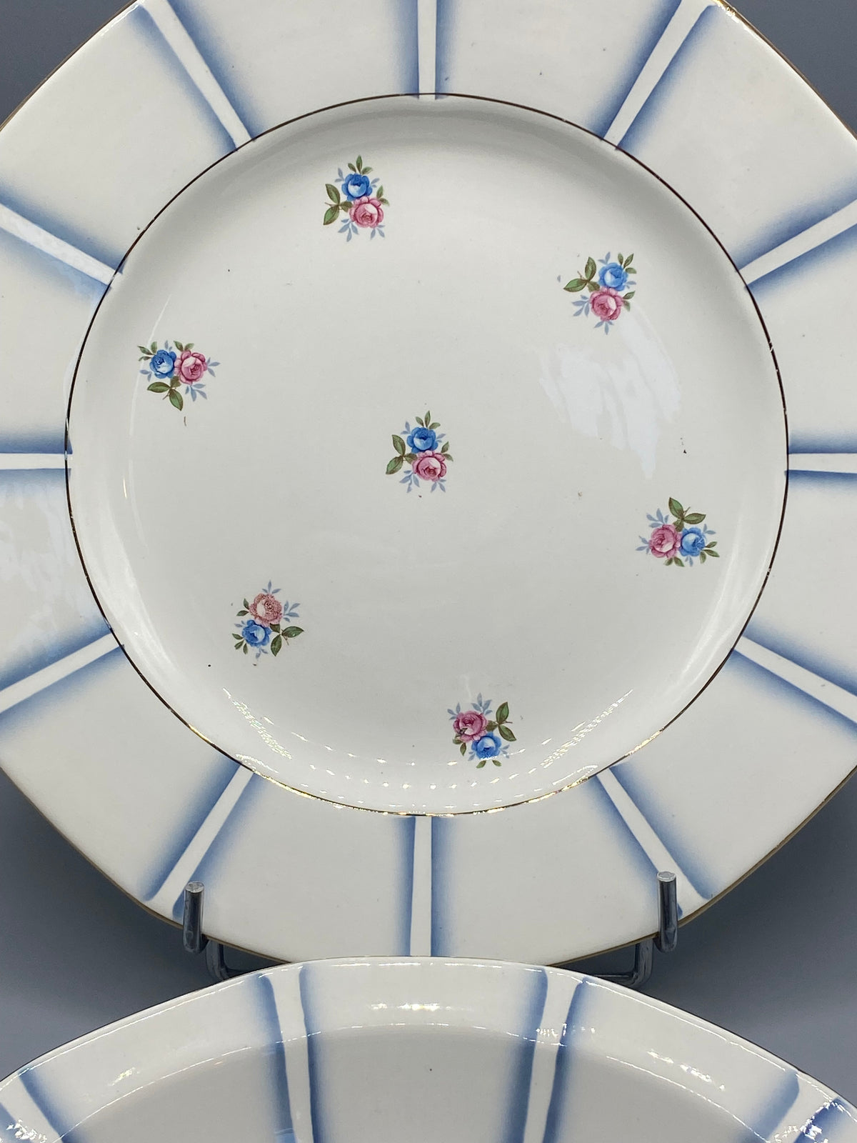 Ensemble de deux plats Digoin Sarreguemines, décor de roses et rayons bleu dégradé