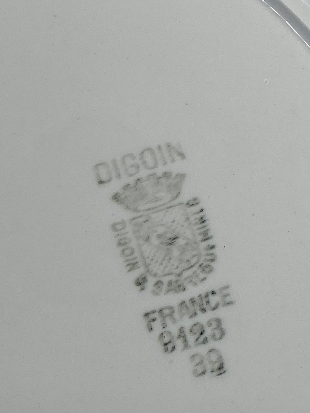 Mesure du diamètre du plat rond creux Digoin Sarreguemines, environ 27 cm