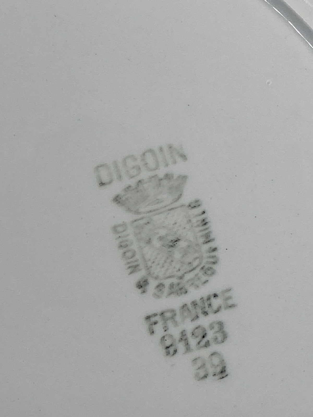 Mesure du diamètre du plat rond creux Digoin Sarreguemines, environ 27 cm