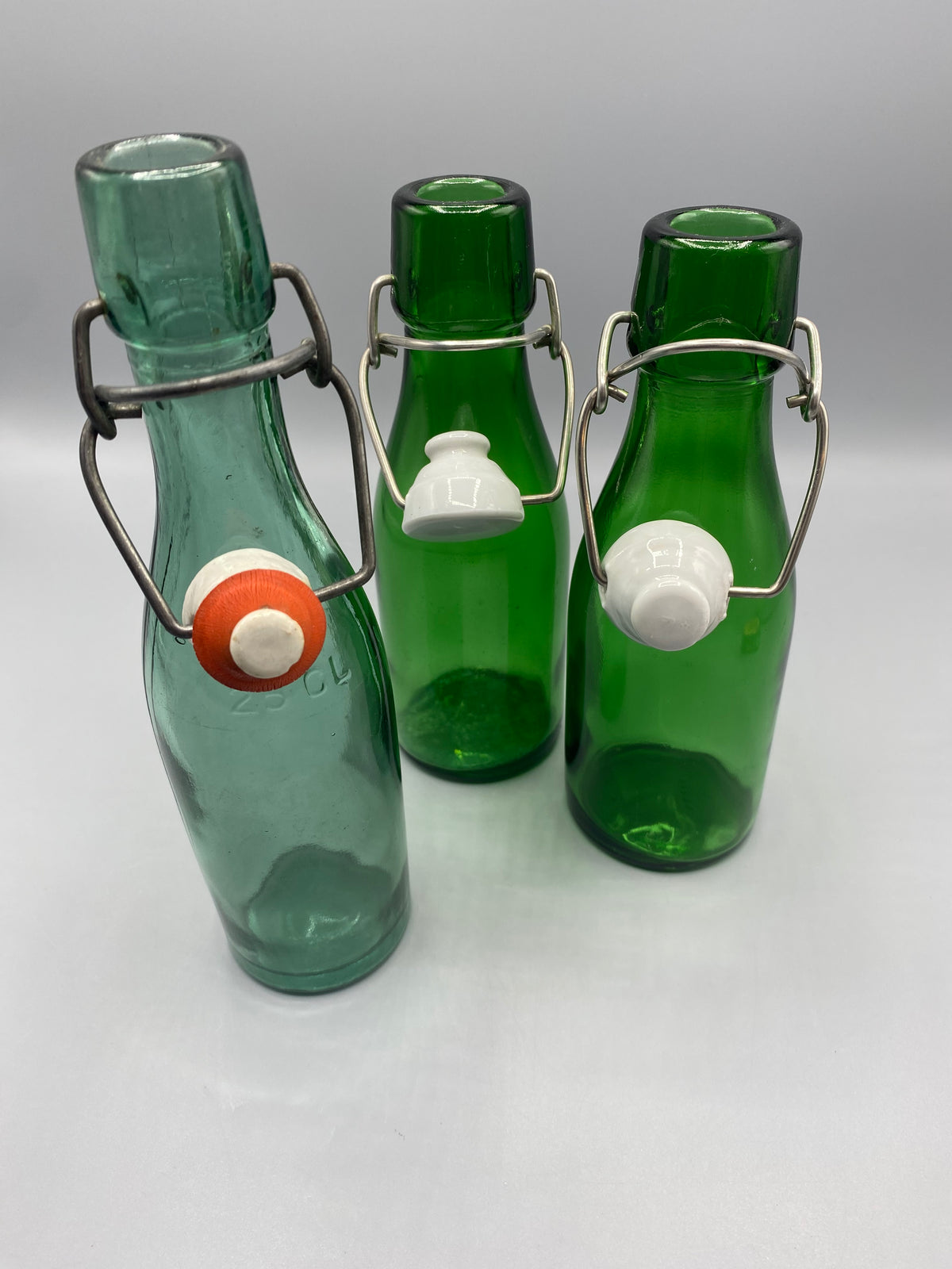 Bouteilles anciennes avec bouchons mécaniques en porcelaine, vue arrière