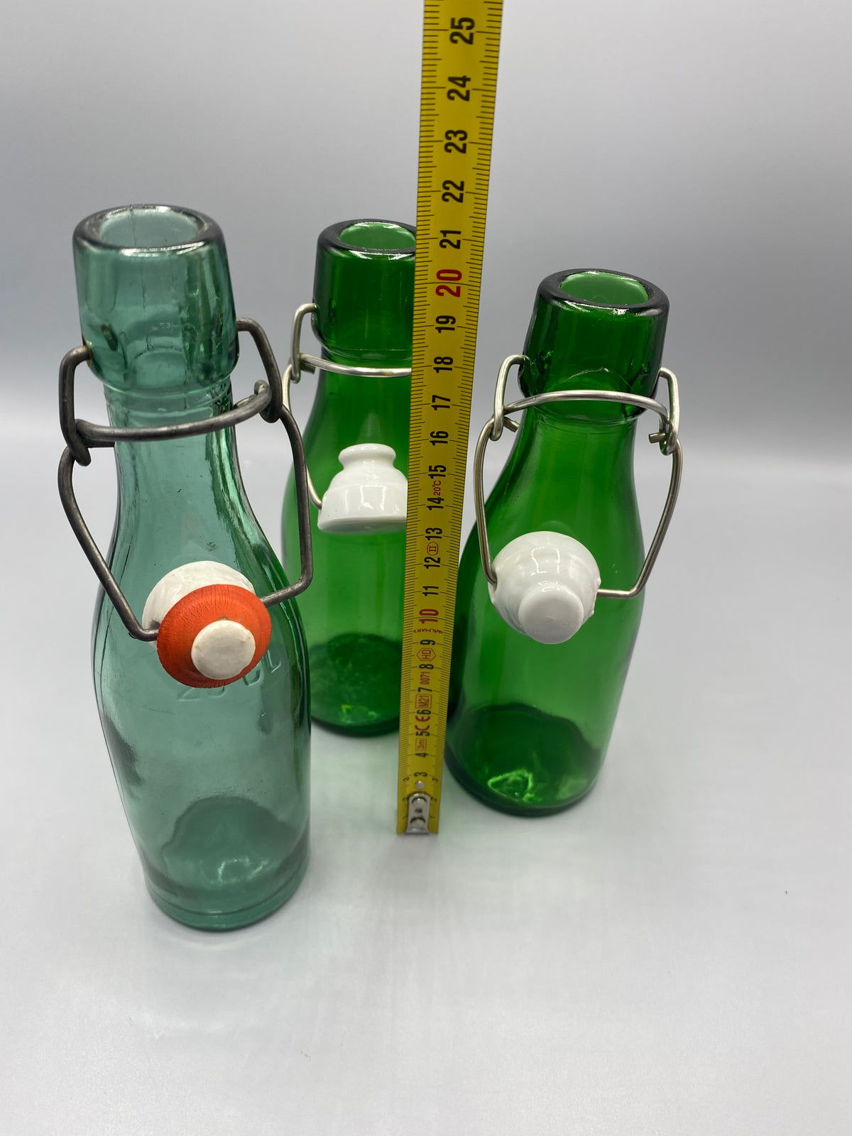 Mesure de la hauteur des bouteilles anciennes, environ 20 à 21 cm