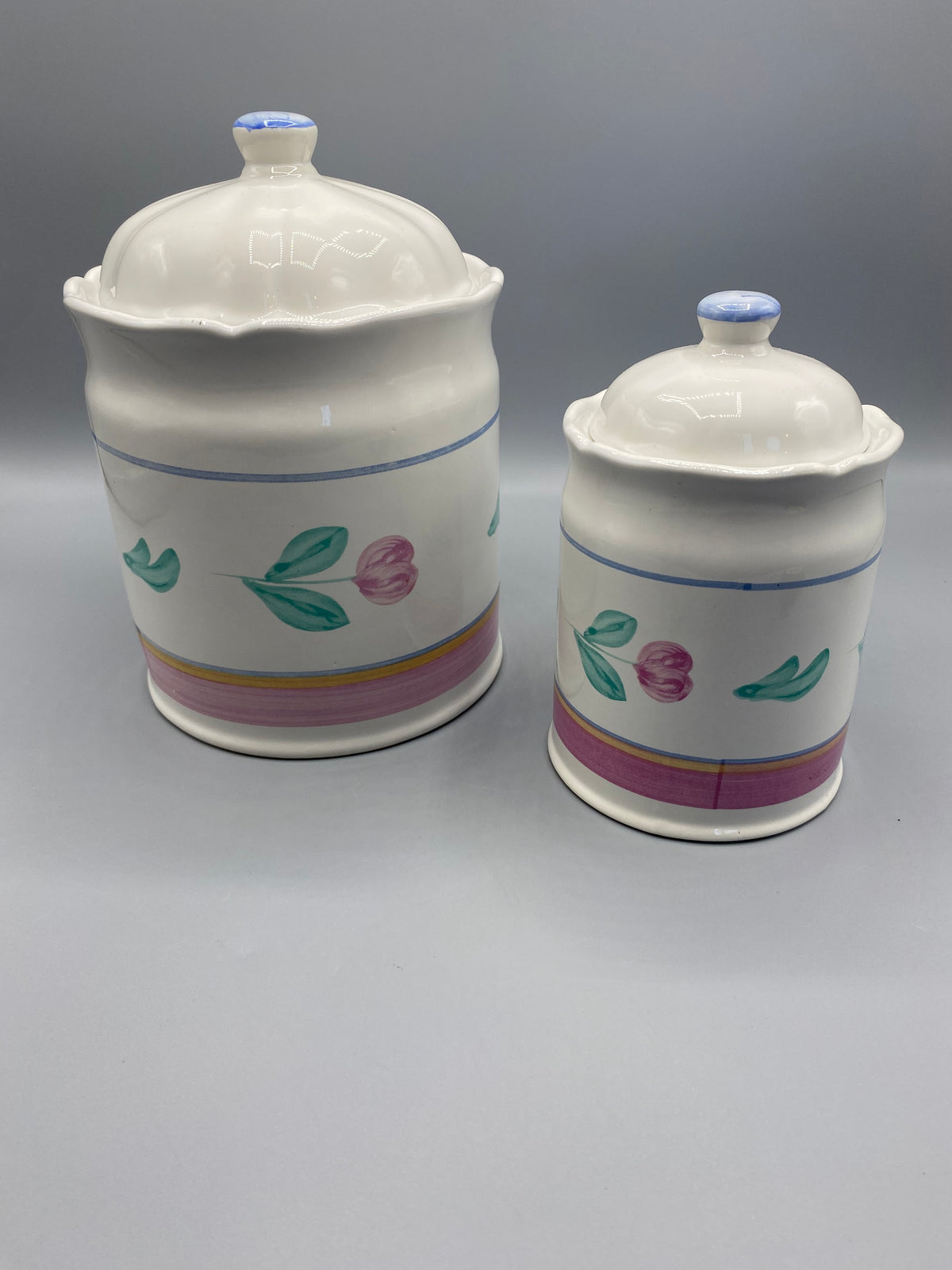 Ensemble de deux pots à provisions vintage en faïence avec couvercles