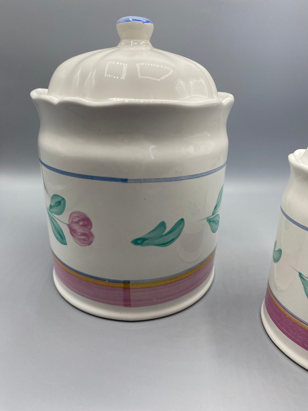 Paire de pots à provisions en faïence, vues intérieures et couvercles