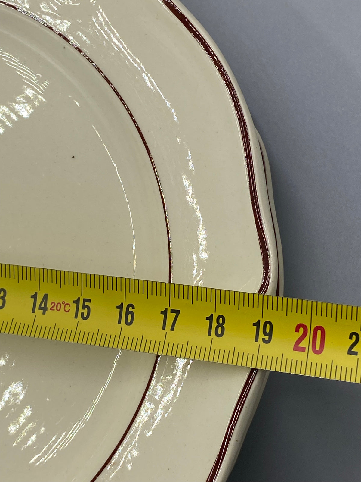 Mesure du diamètre des assiettes à dessert Villeroy & Boch, environ 20 cm