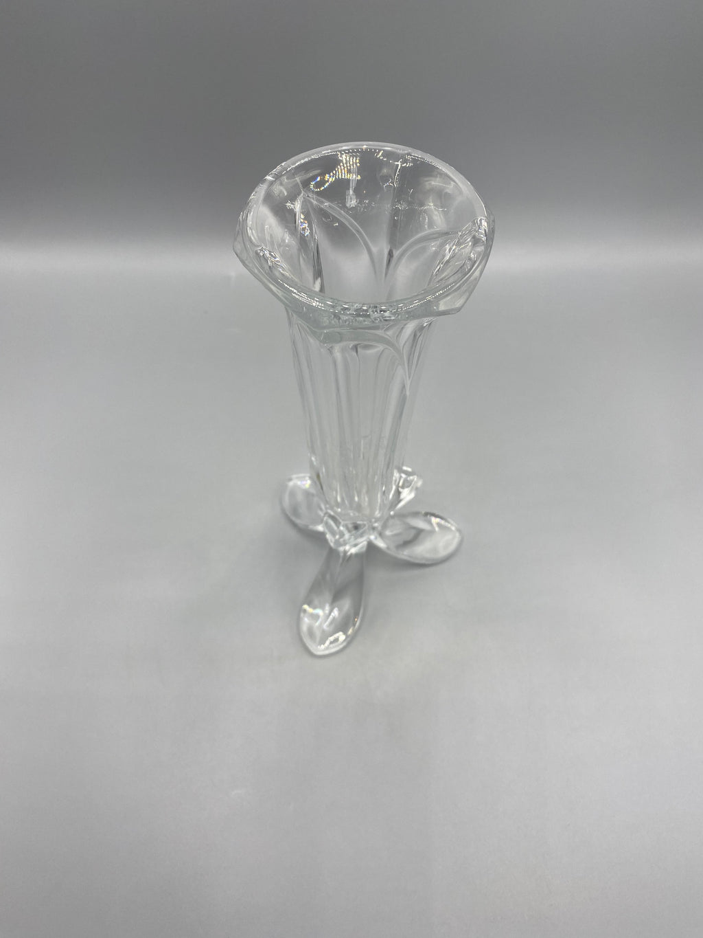 Silhouette élancée du vase en cristal Bandol et son piètement tripode